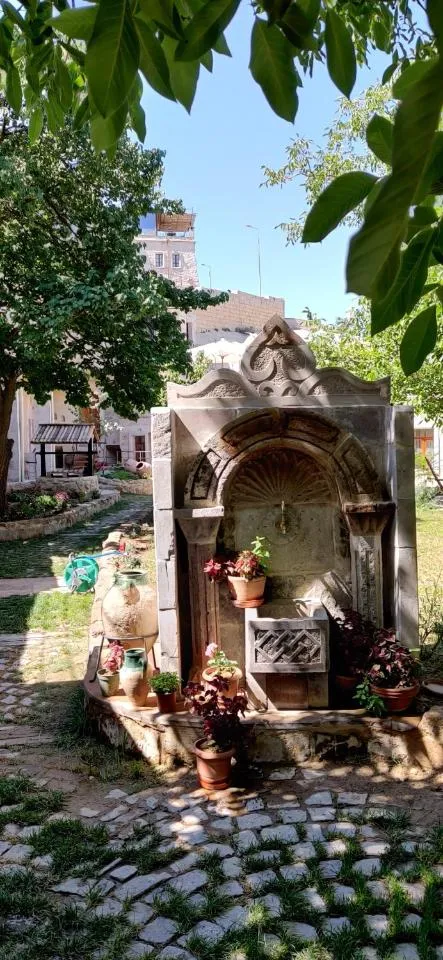 Garden in Sarnich Cave Suites