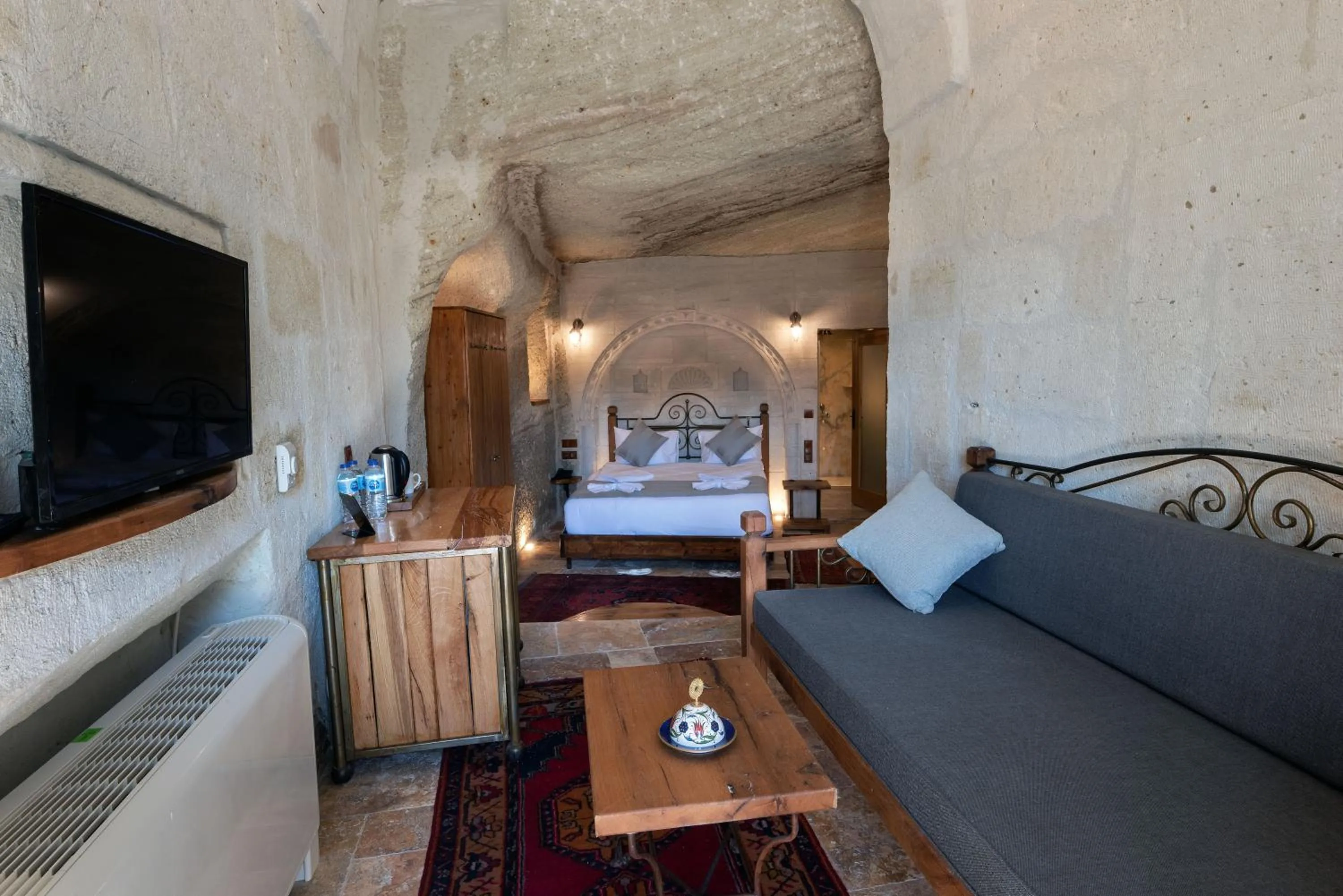 Seating area, Bed in Sarnich Cave Suites