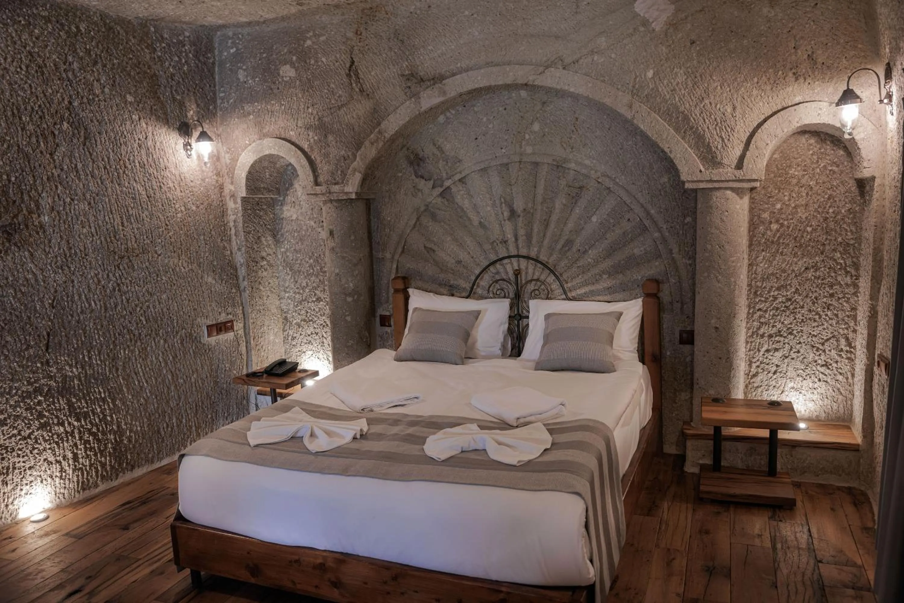 Bedroom, Bed in Sarnich Cave Suites