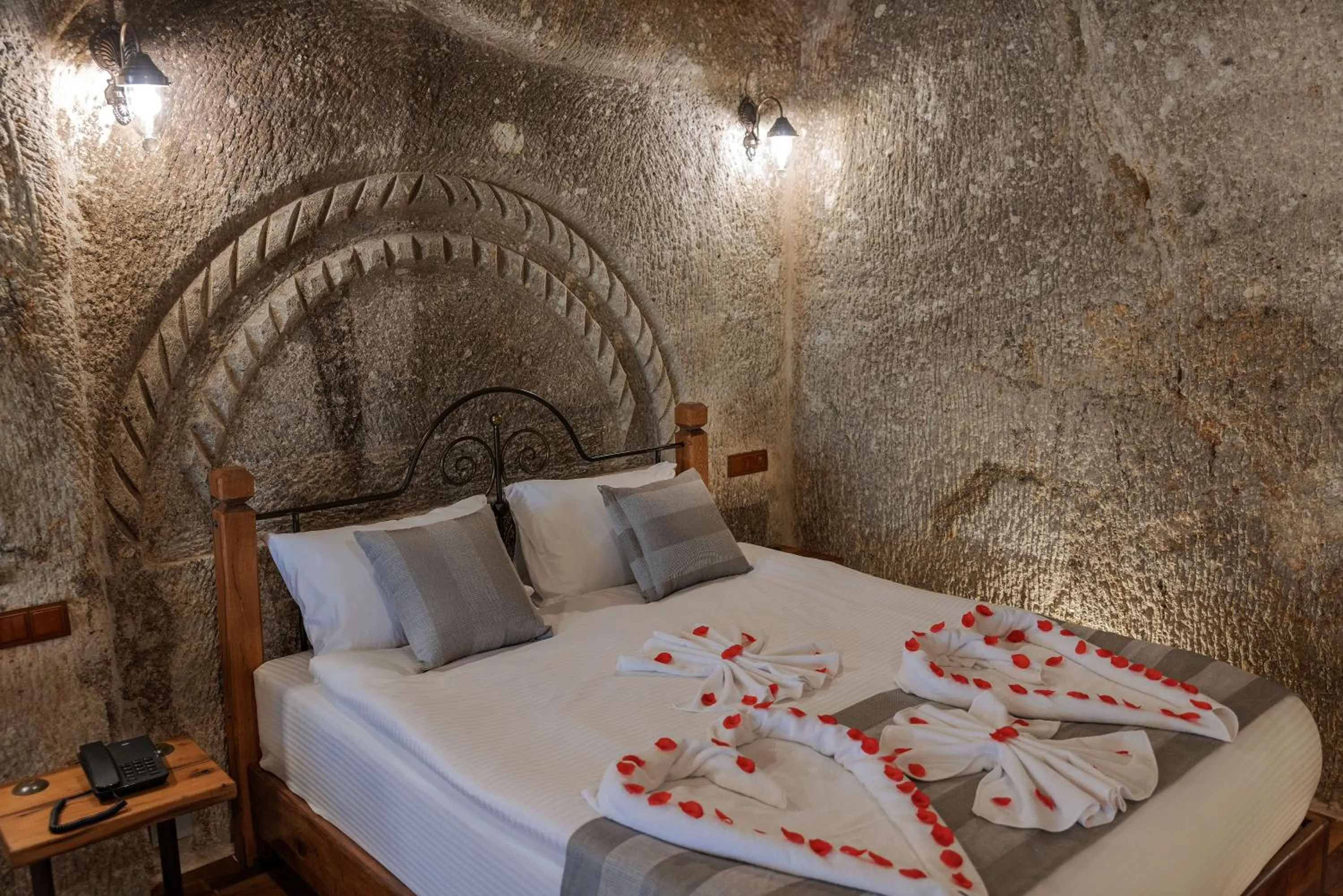 Bed in Sarnich Cave Suites