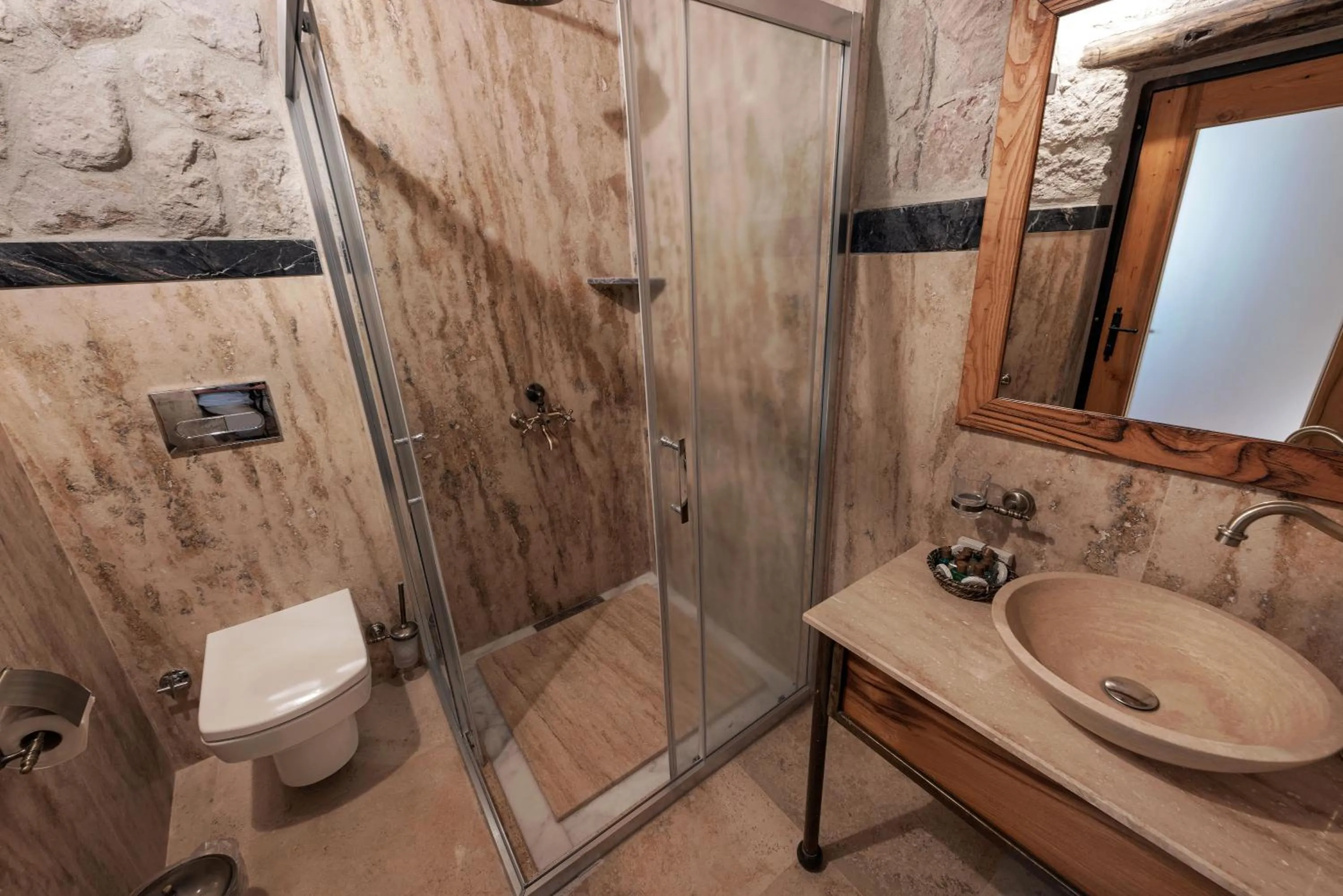 Bathroom in Sarnich Cave Suites