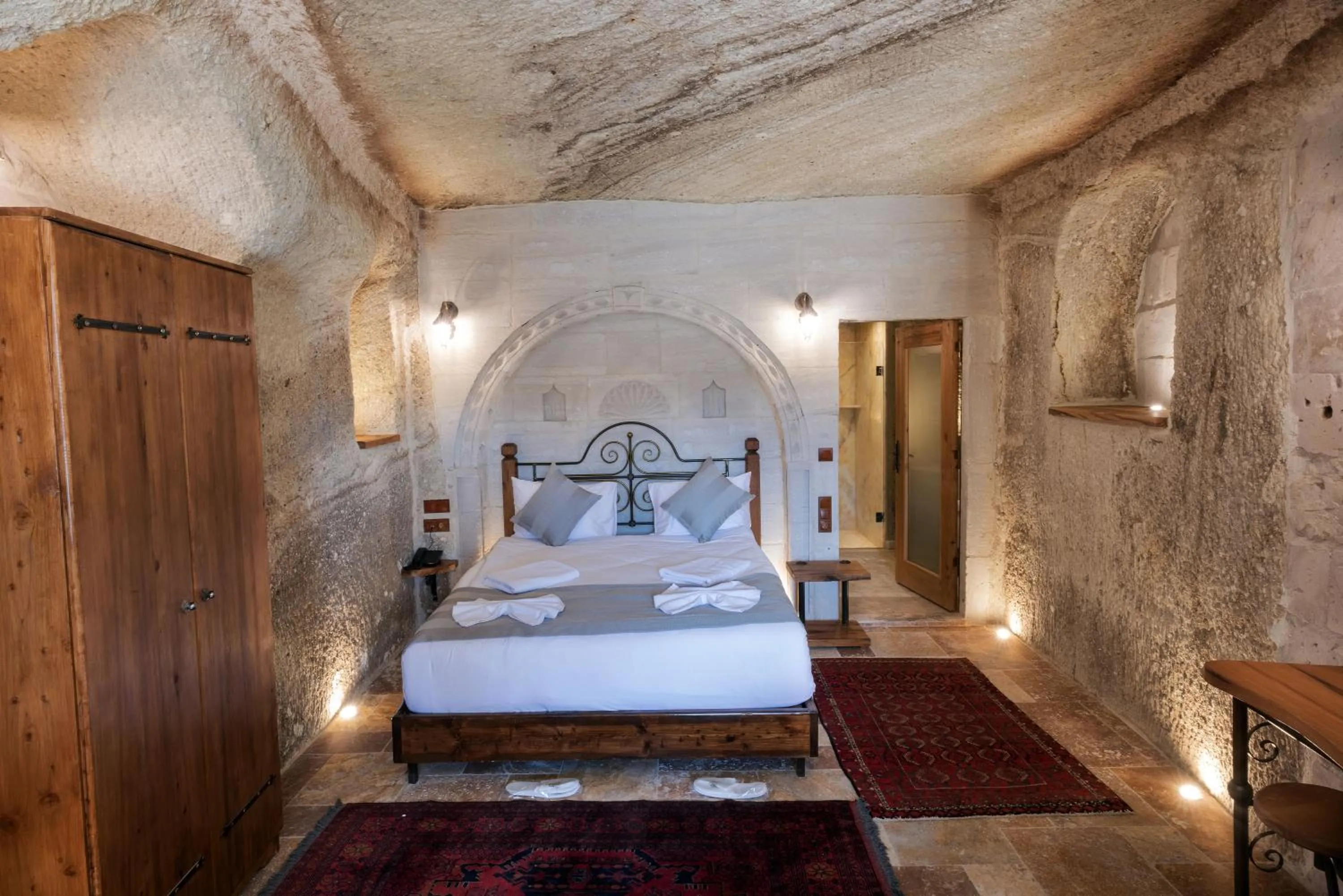 Bedroom, Bed in Sarnich Cave Suites