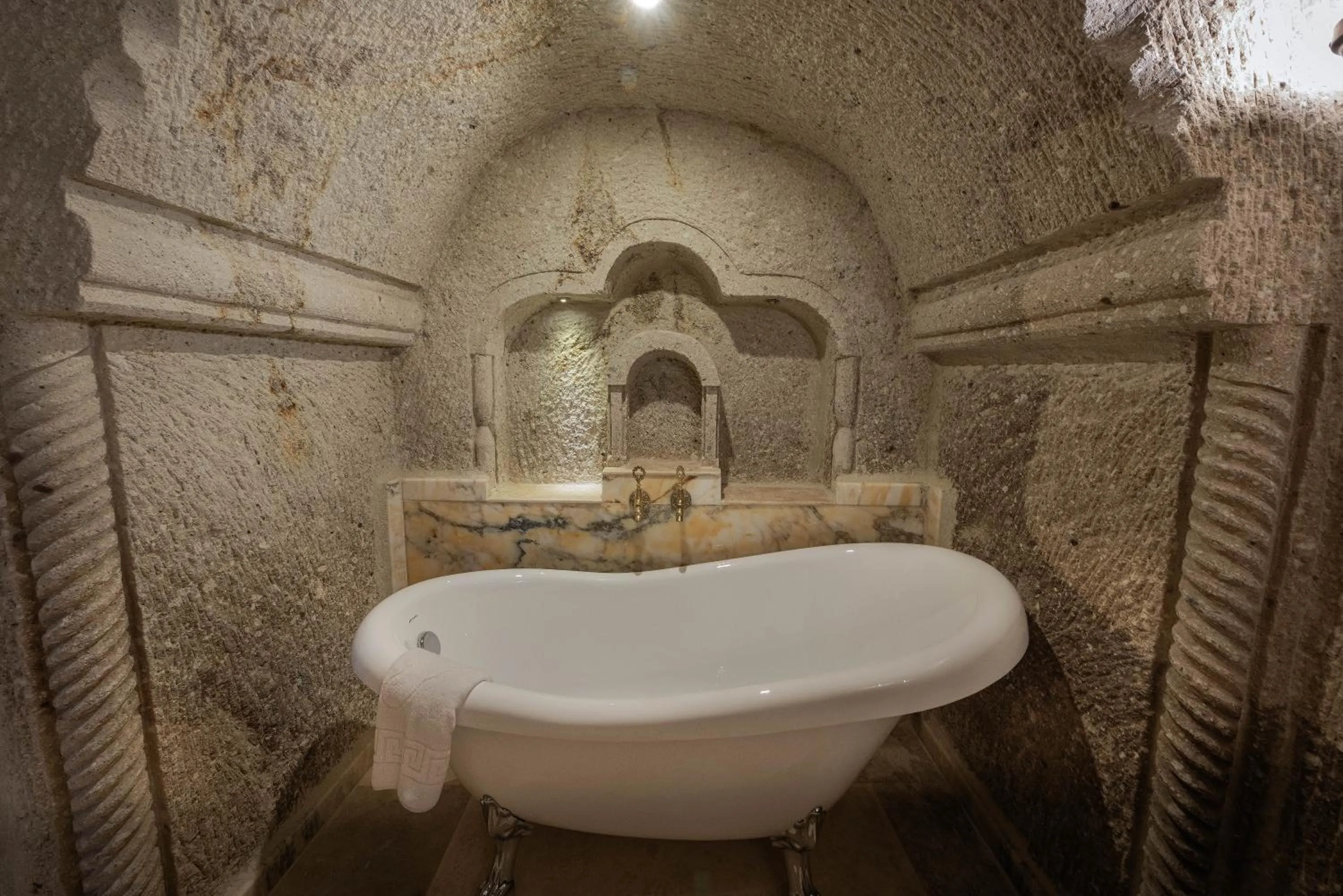 Bathroom in Sarnich Cave Suites