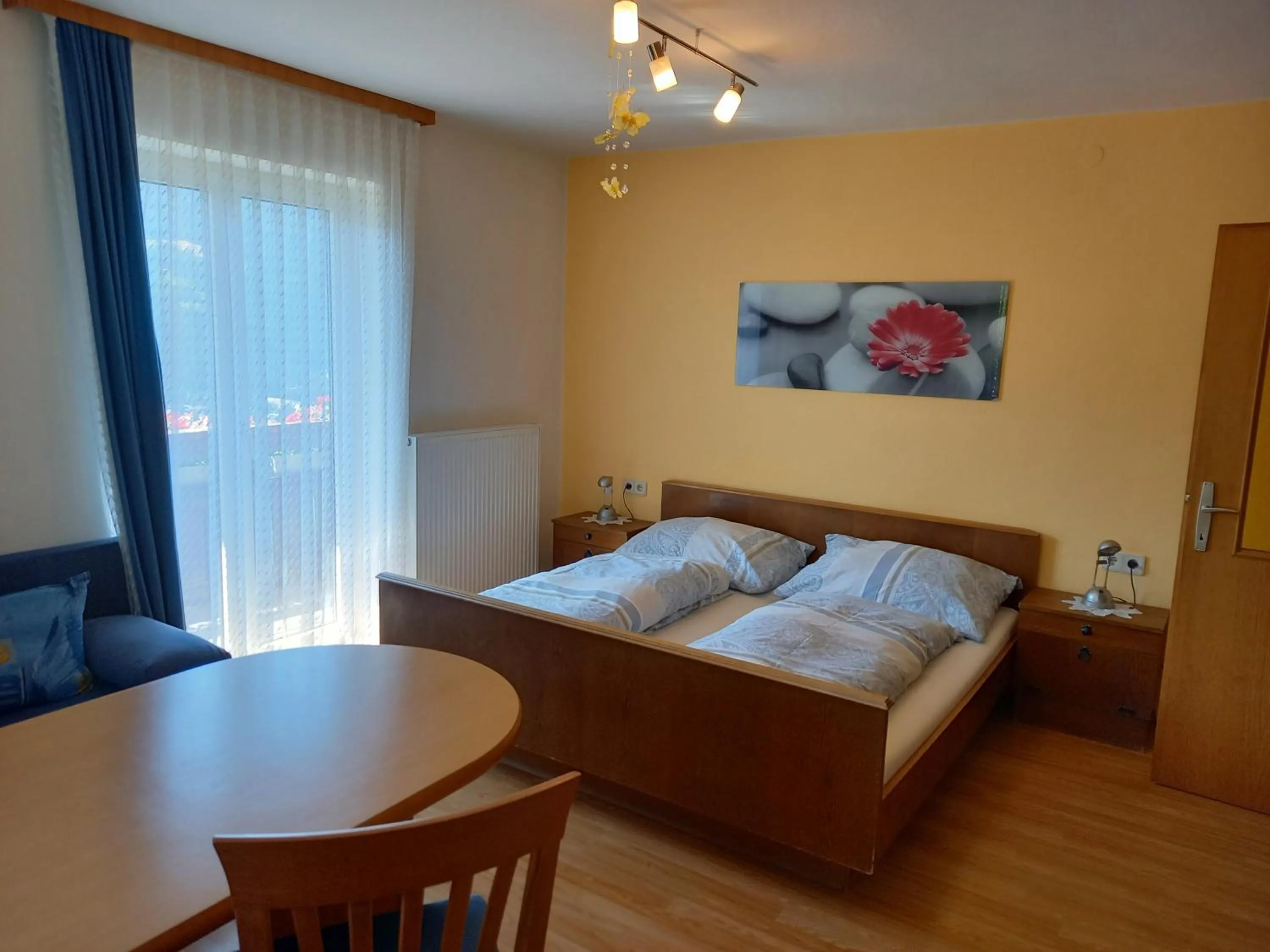 Living room, Bed in Tischnerhof Appartements