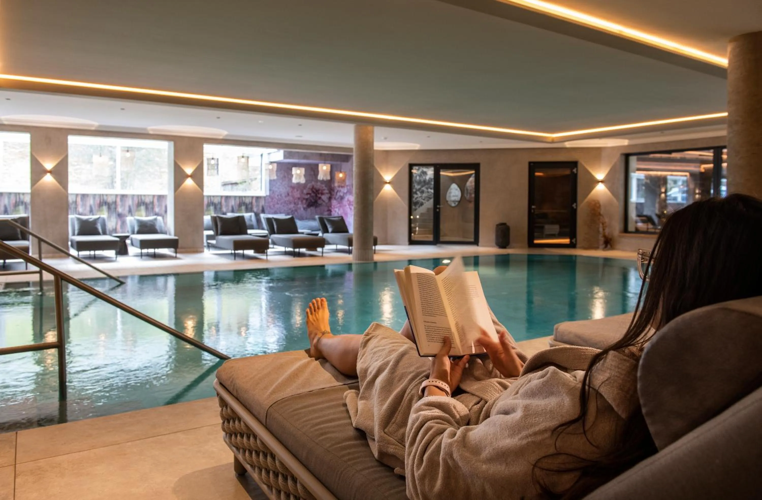 Pool view in das Alois 4 Sterne Superior