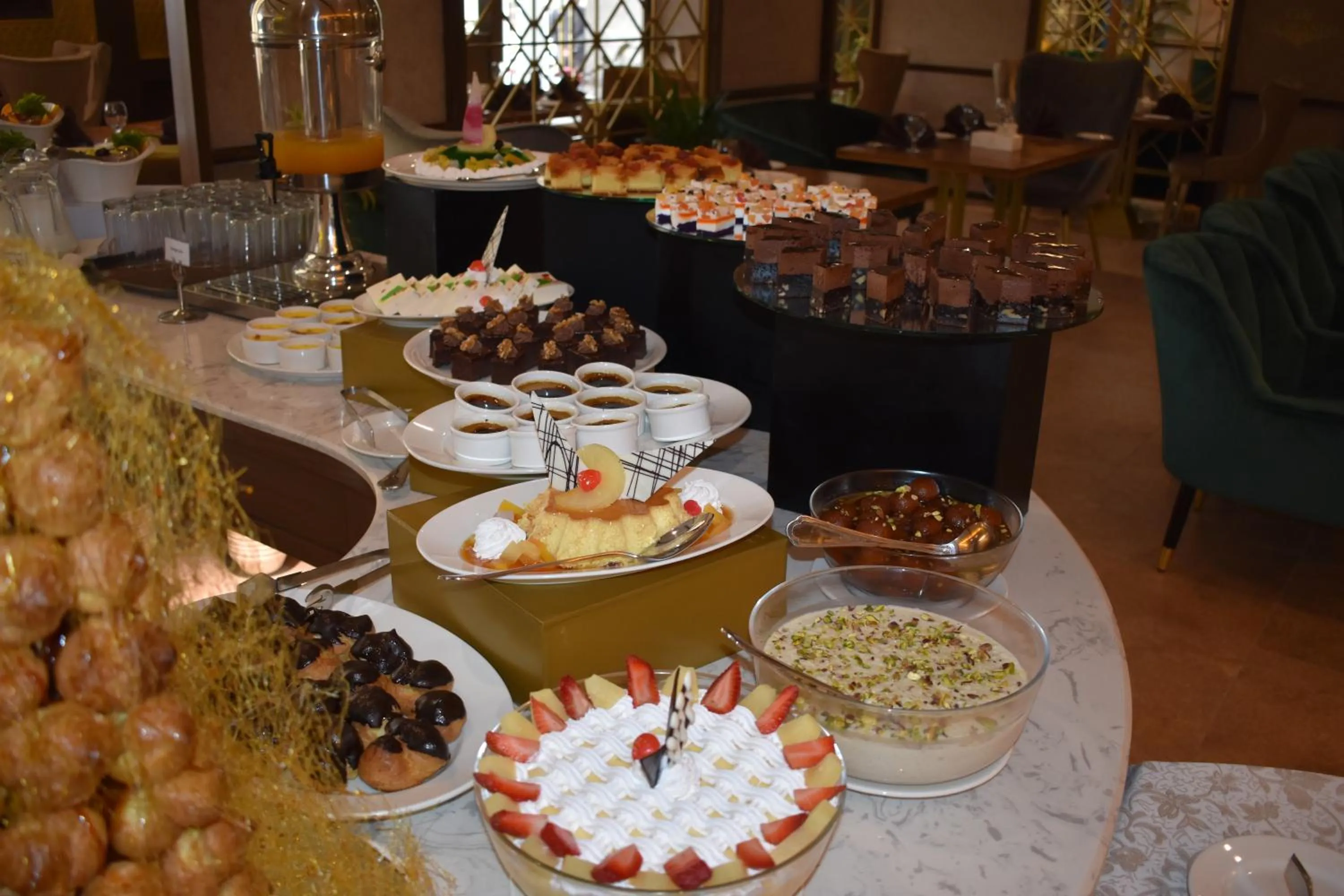 Restaurant/places to eat in Faletti's Grand Hotel Multan