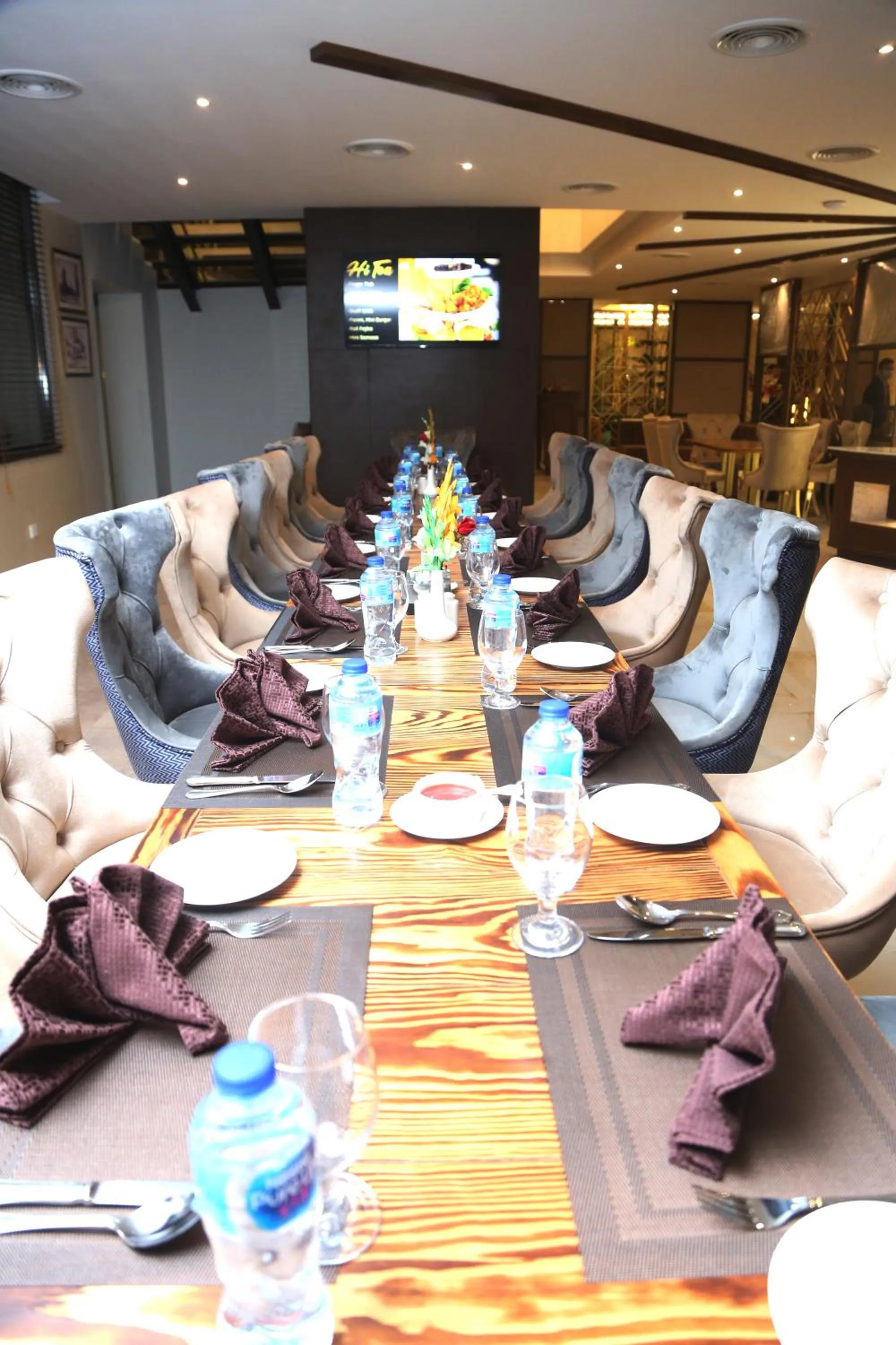 Restaurant/places to eat in Faletti's Grand Hotel Multan