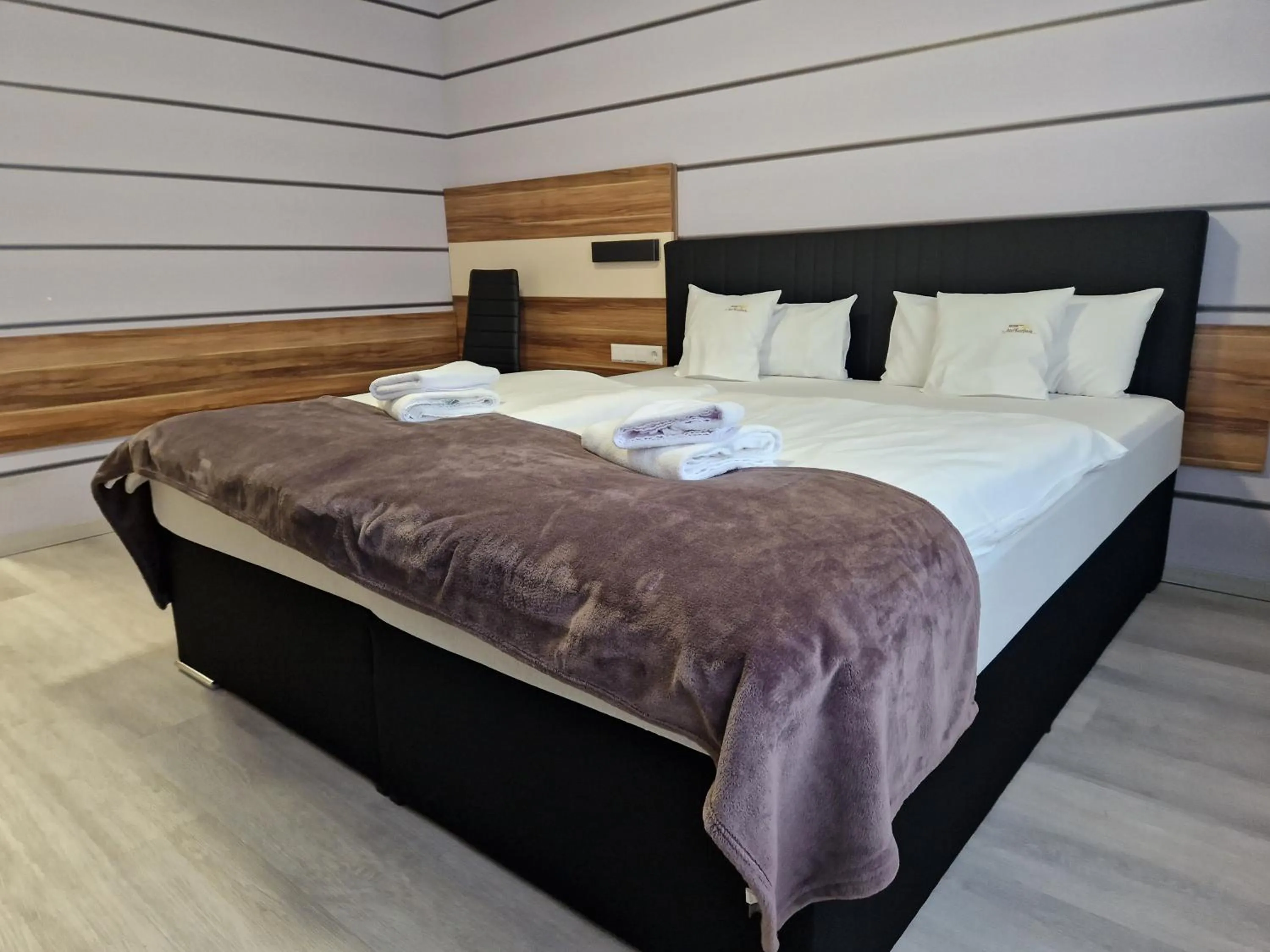 Photo of the whole room, Bed in Hotel am Kurpark