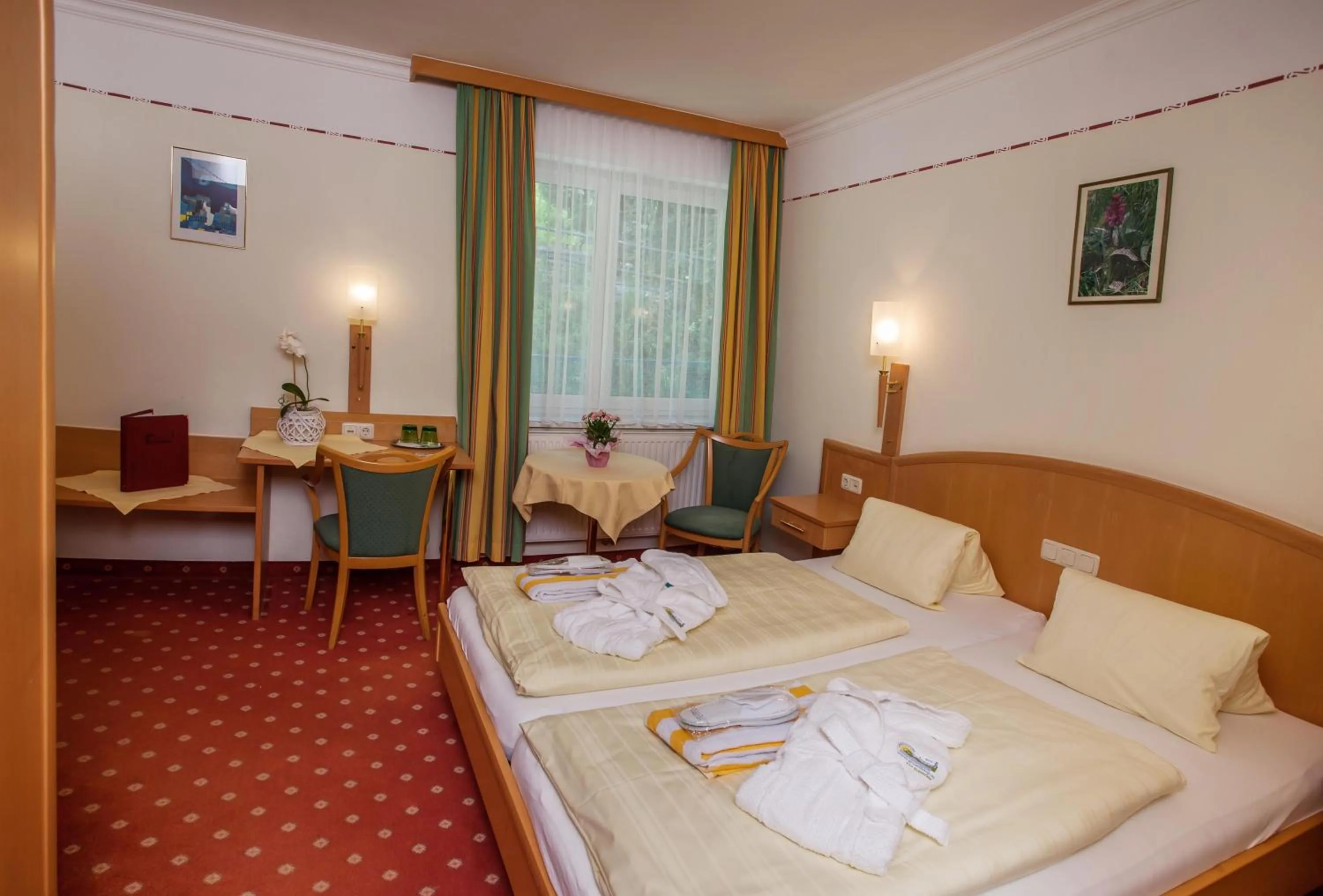 Garden view, Bed in Landhotel Grünberg am See