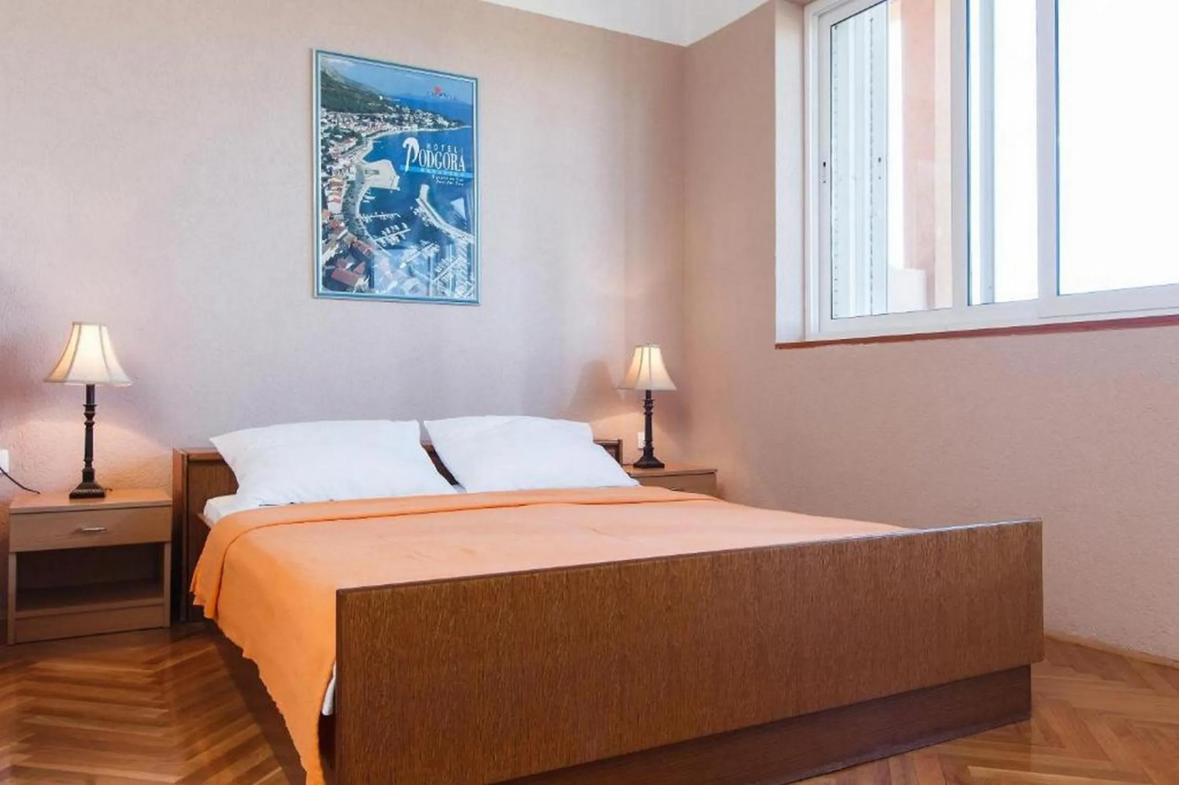 Bedroom, Bed in Summerheaven Apartments