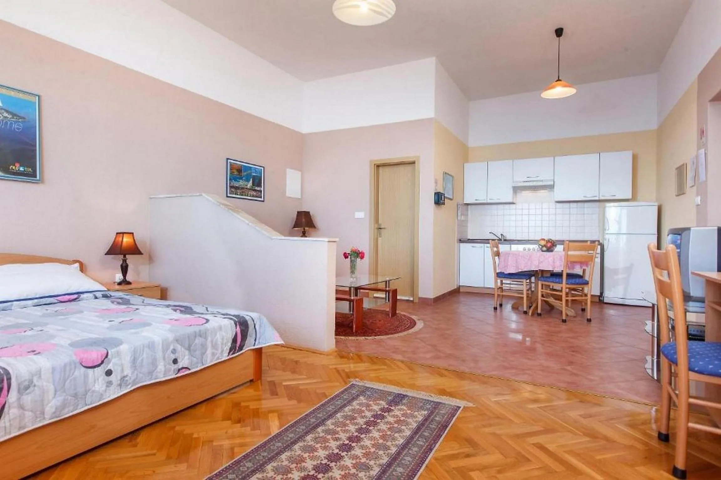 Kitchen or kitchenette, Bed in Summerheaven Apartments