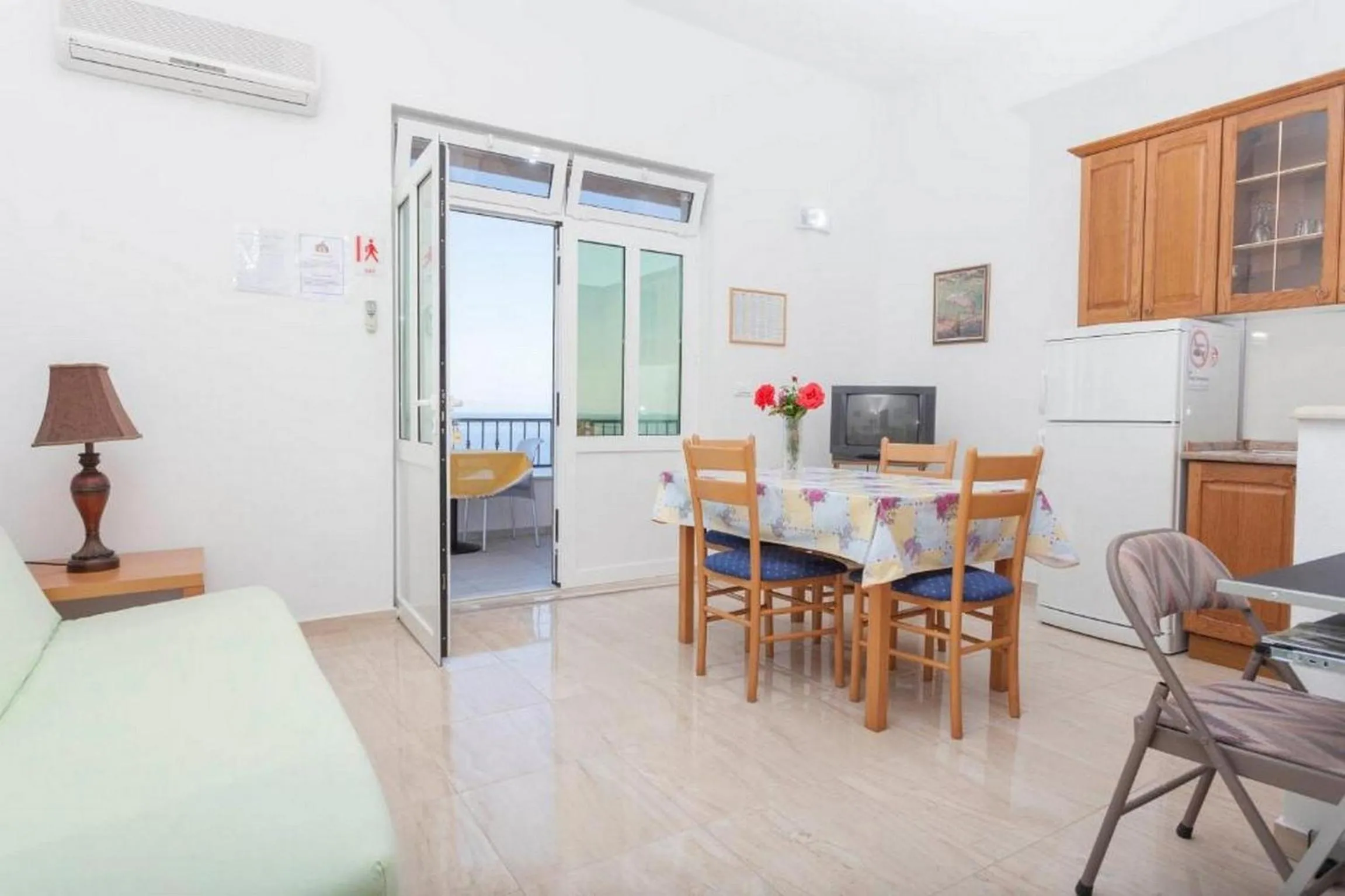 Dining area, Bed in Summerheaven Apartments