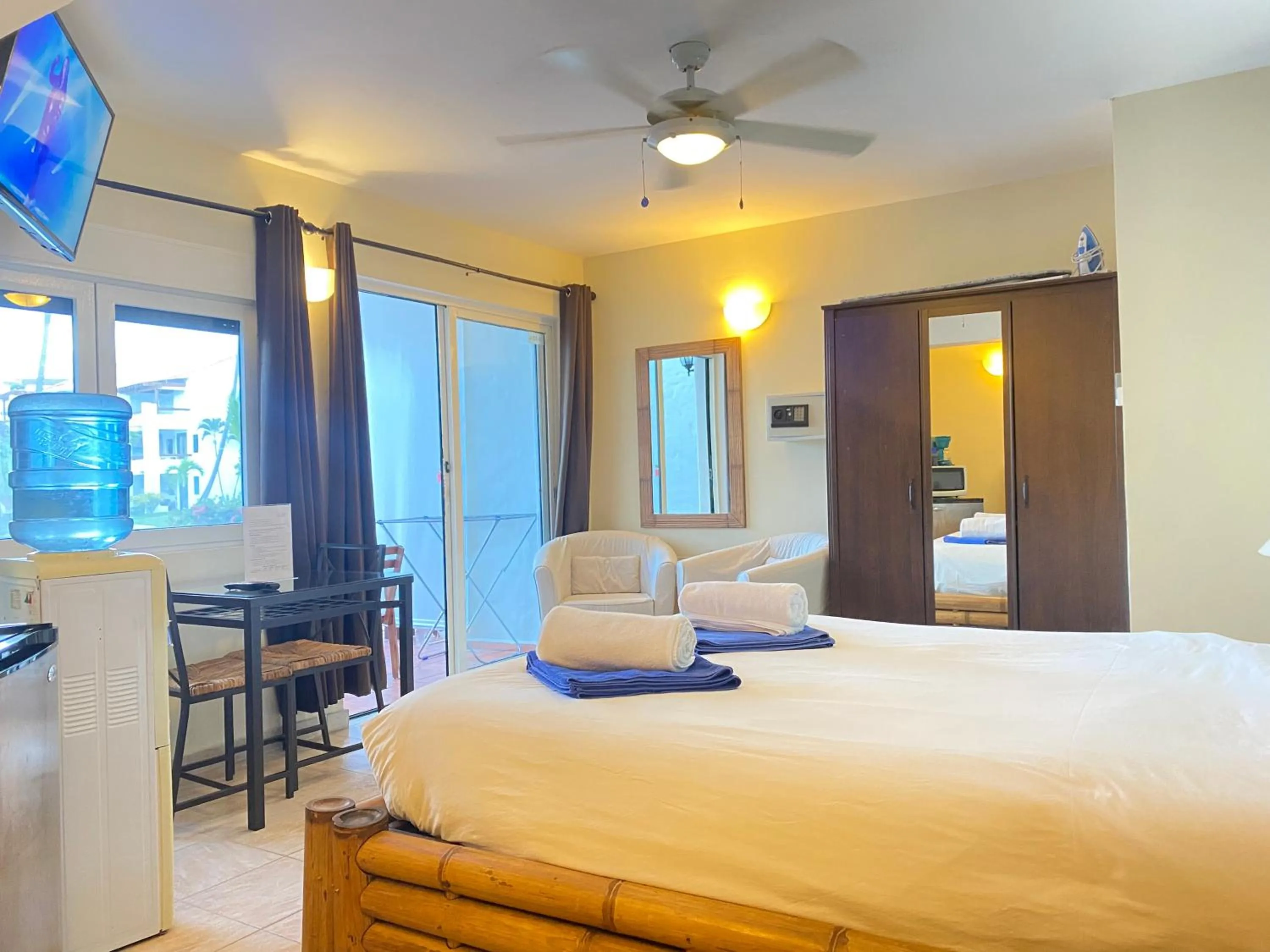 Communal lounge/ TV room, Bed in Stanza Mare Beach Front