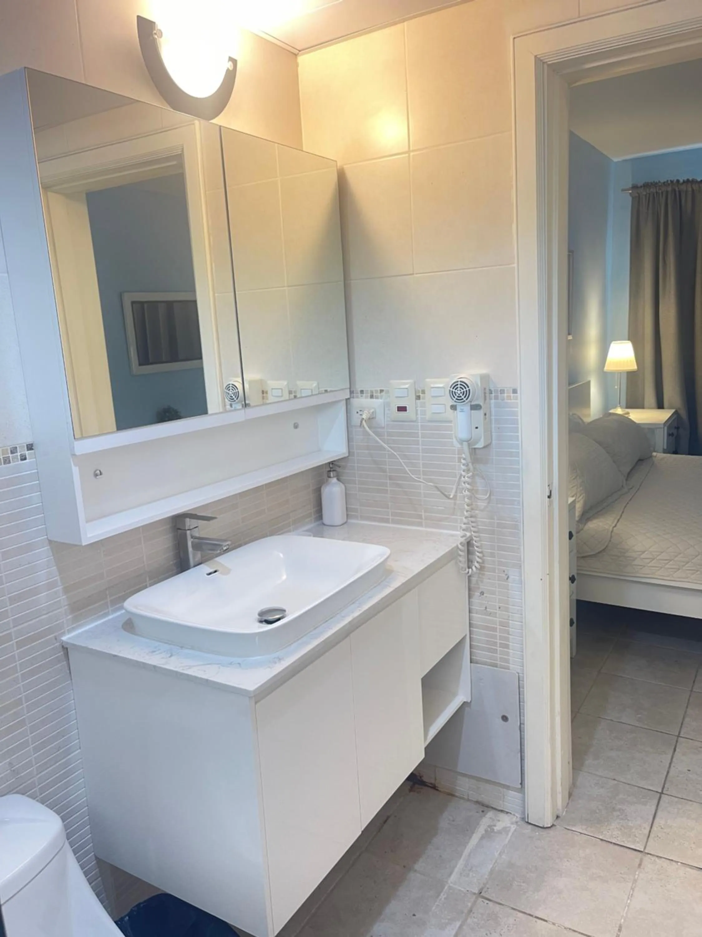 Shower, Bed in Stanza Mare Beach Front