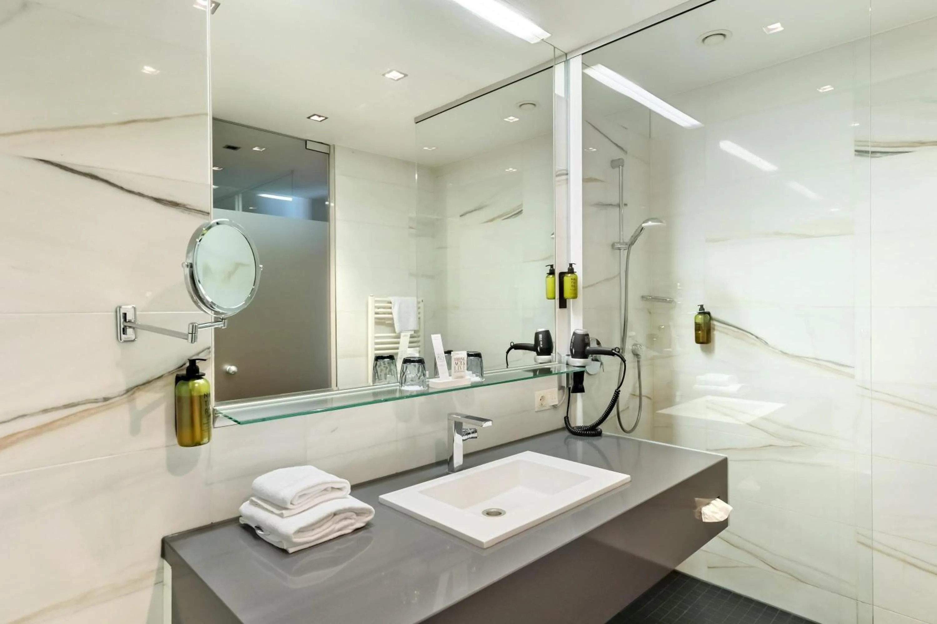 Shower in Austria Trend Hotel Congress Innsbruck