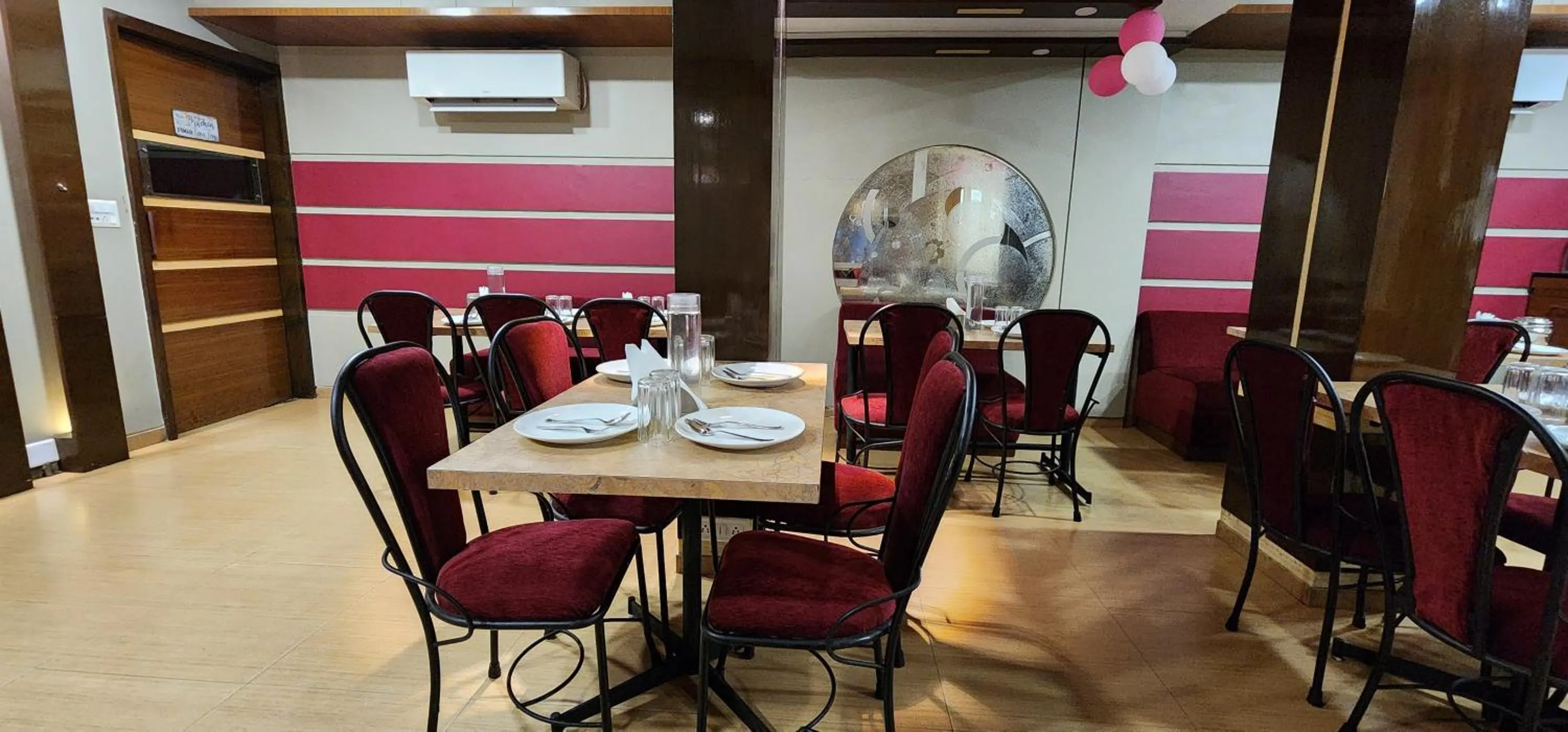 Restaurant/places to eat in Hotel Kanak