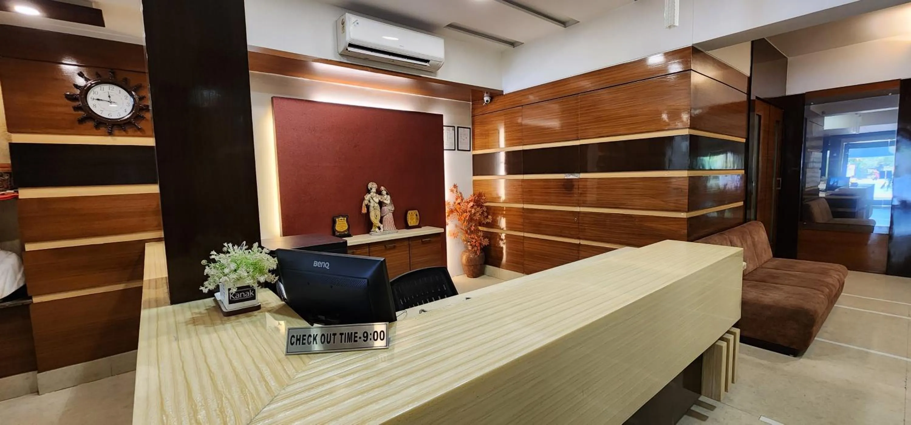 Text overlay in Hotel Kanak