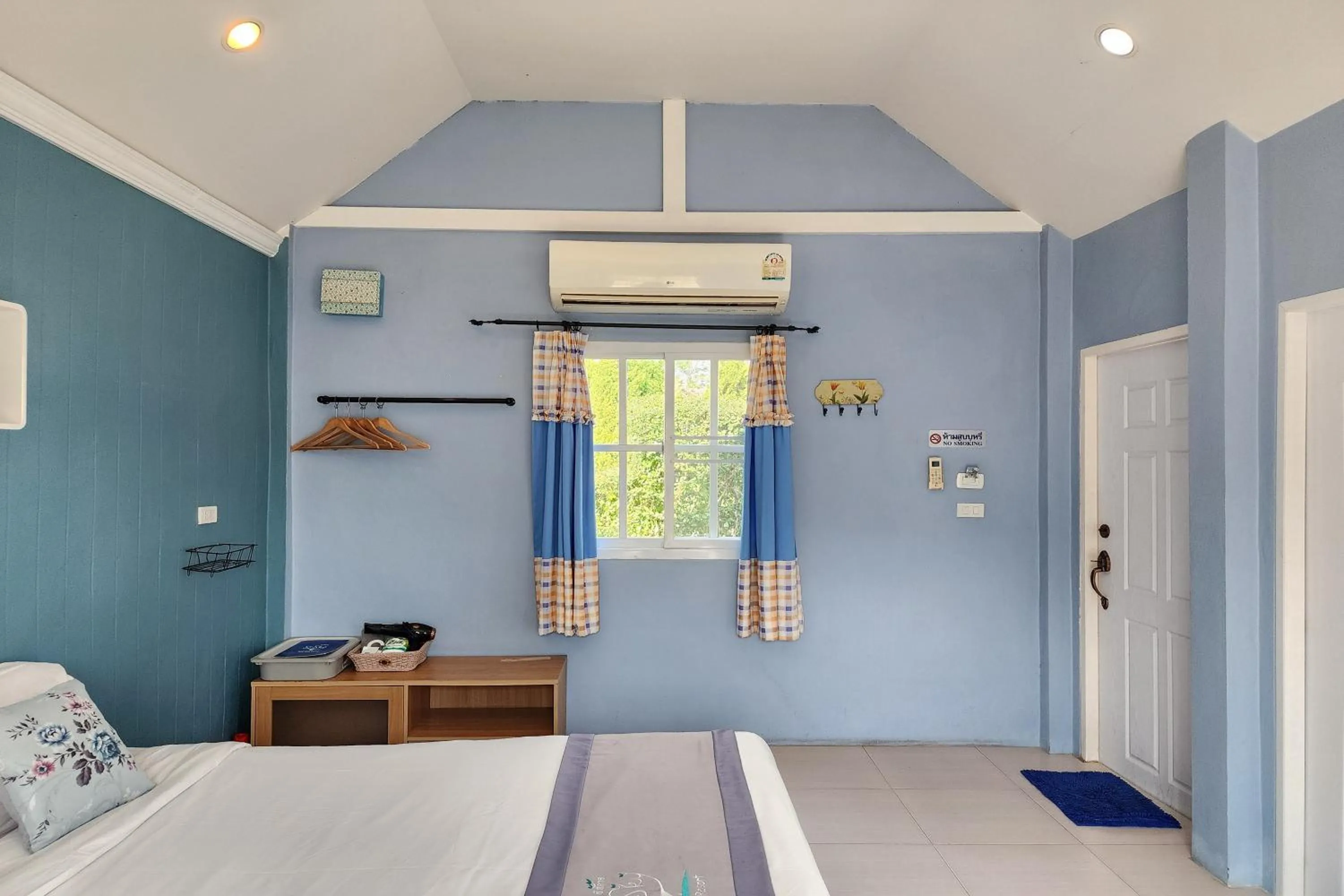 Bedroom, Bed in See Sky Resort