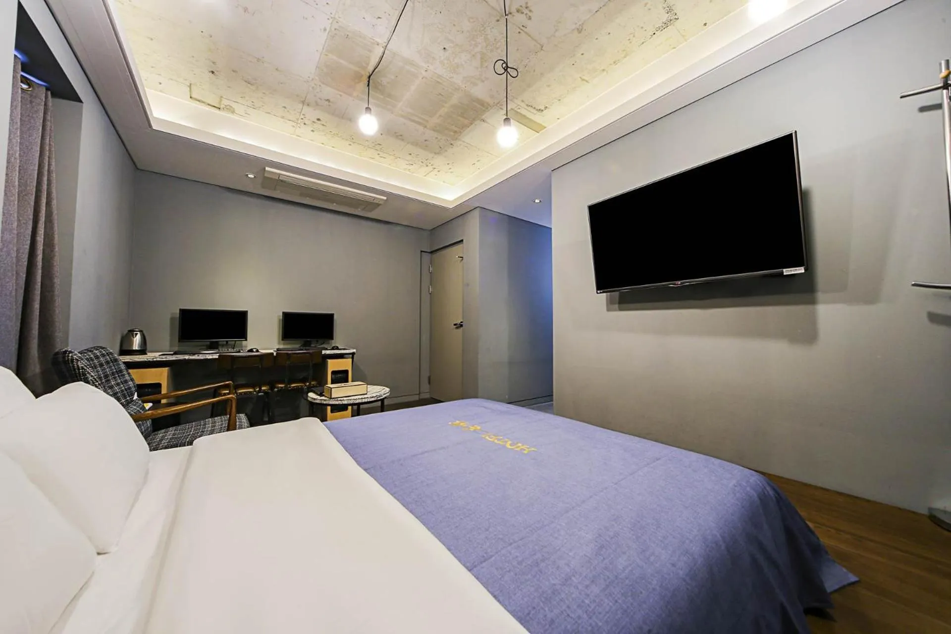 Communal lounge/ TV room, Bed in Hotel Myeongjak