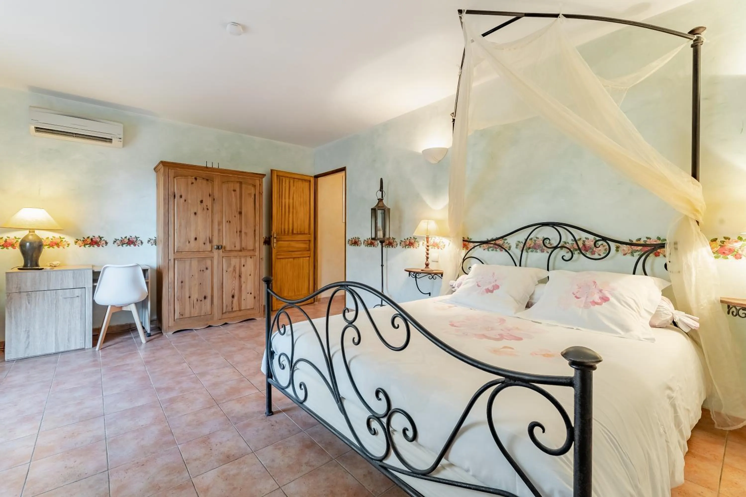 Photo of the whole room, Bed in La Bastide de Font Clarette