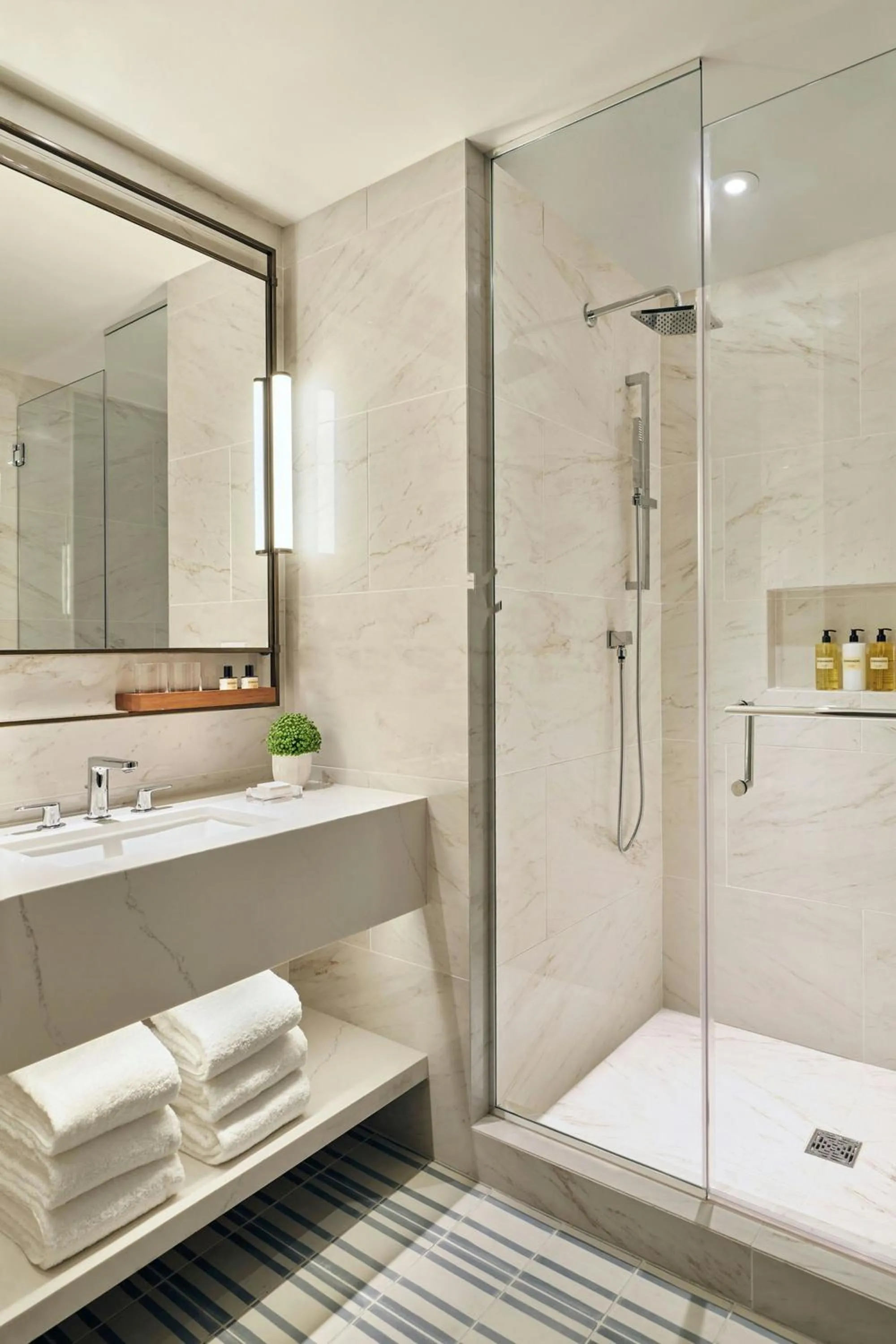 Bathroom in The Hollywood Grande, Autograph Collection