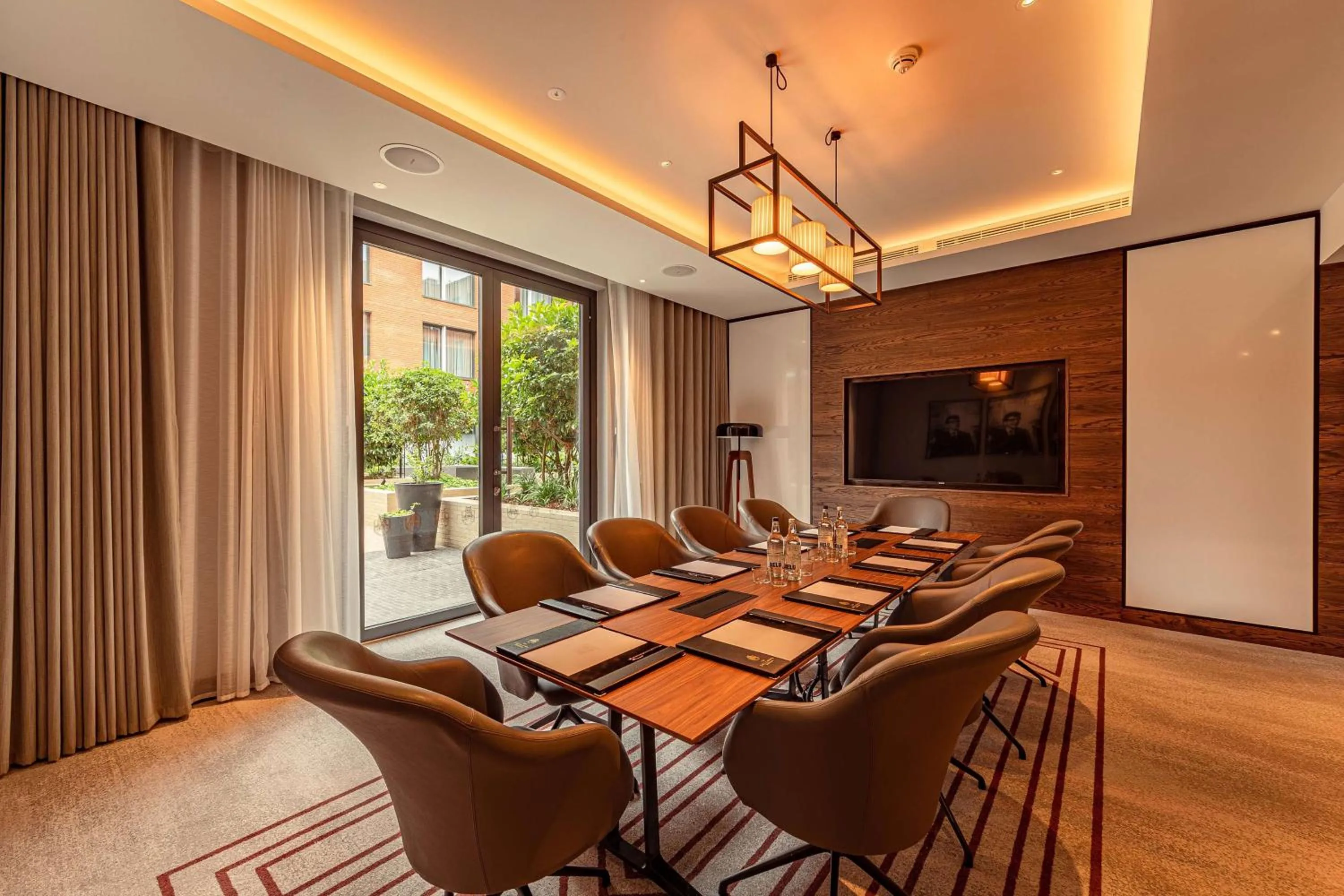 Meeting/conference room in The Fellows House Cambridge, Curio Collection By Hilton