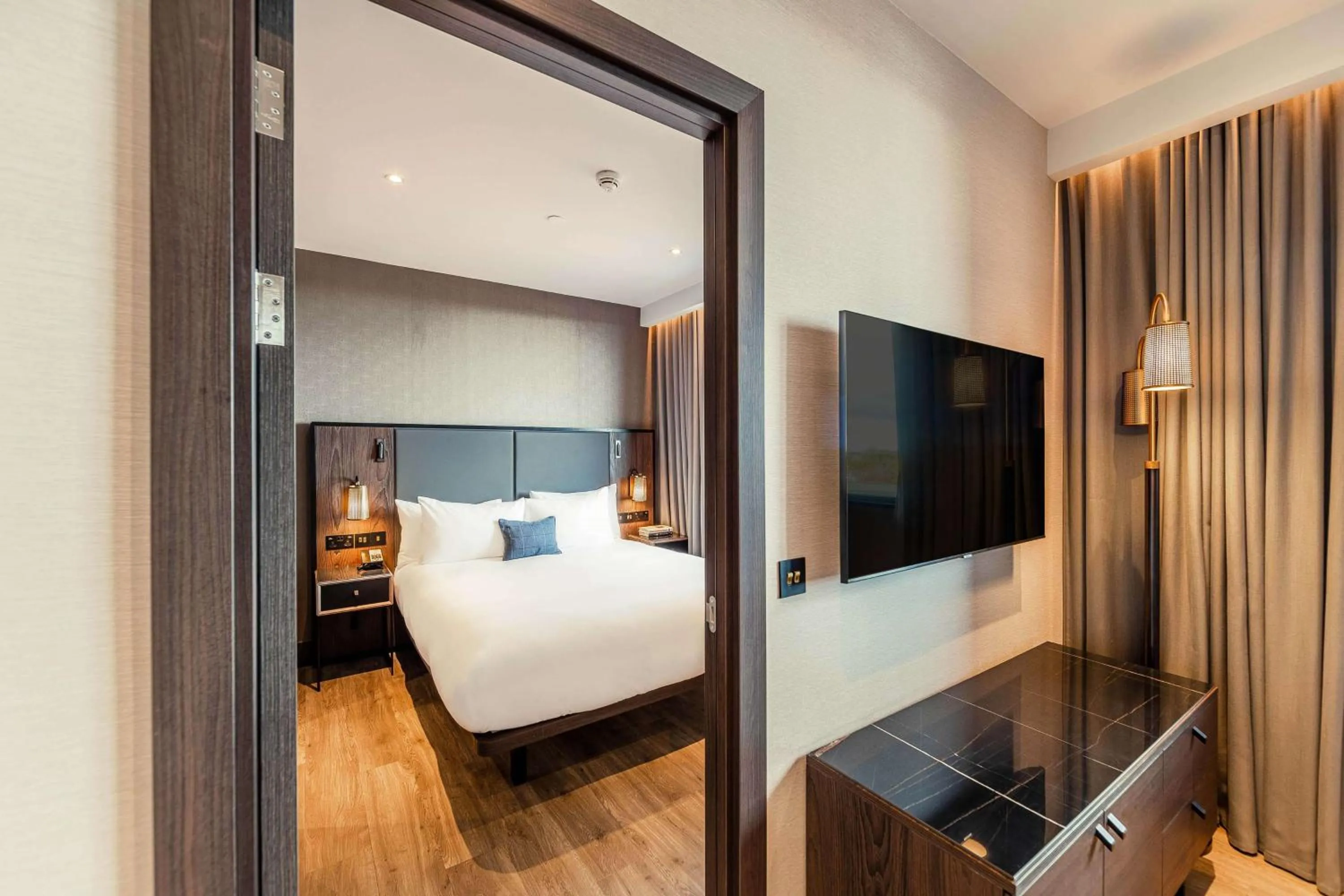 Bedroom, Bed in The Fellows House Cambridge, Curio Collection By Hilton