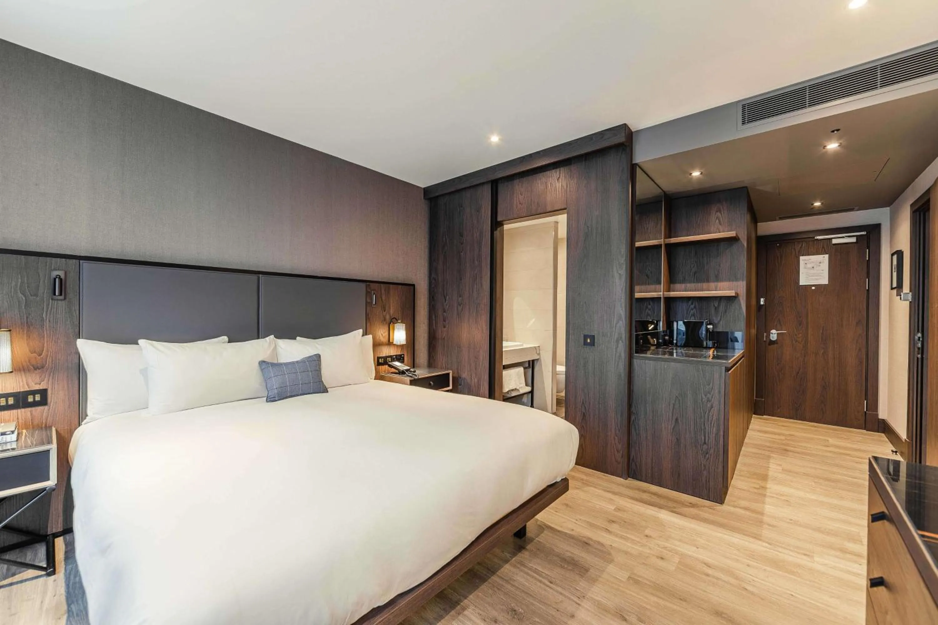 Photo of the whole room, Bed in The Fellows House Cambridge, Curio Collection By Hilton