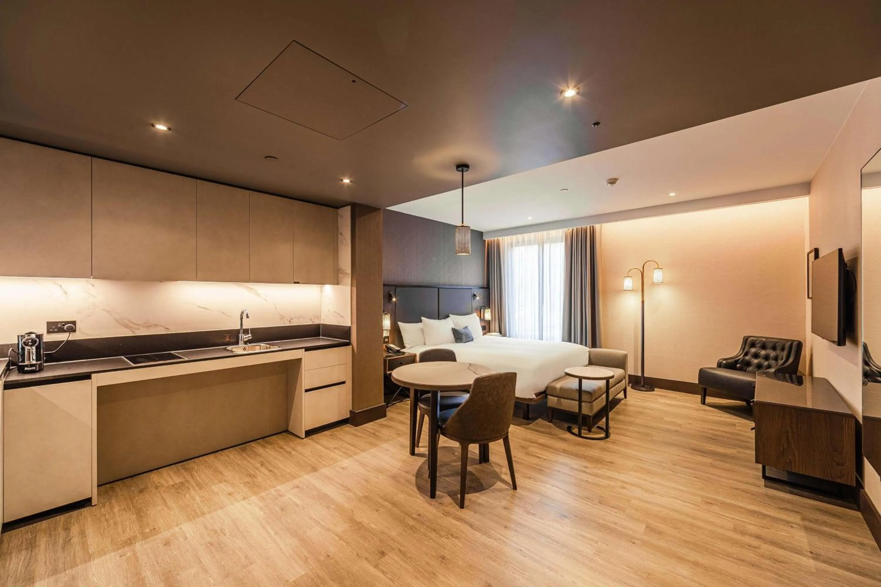 Bedroom, Bed in The Fellows House Cambridge, Curio Collection By Hilton