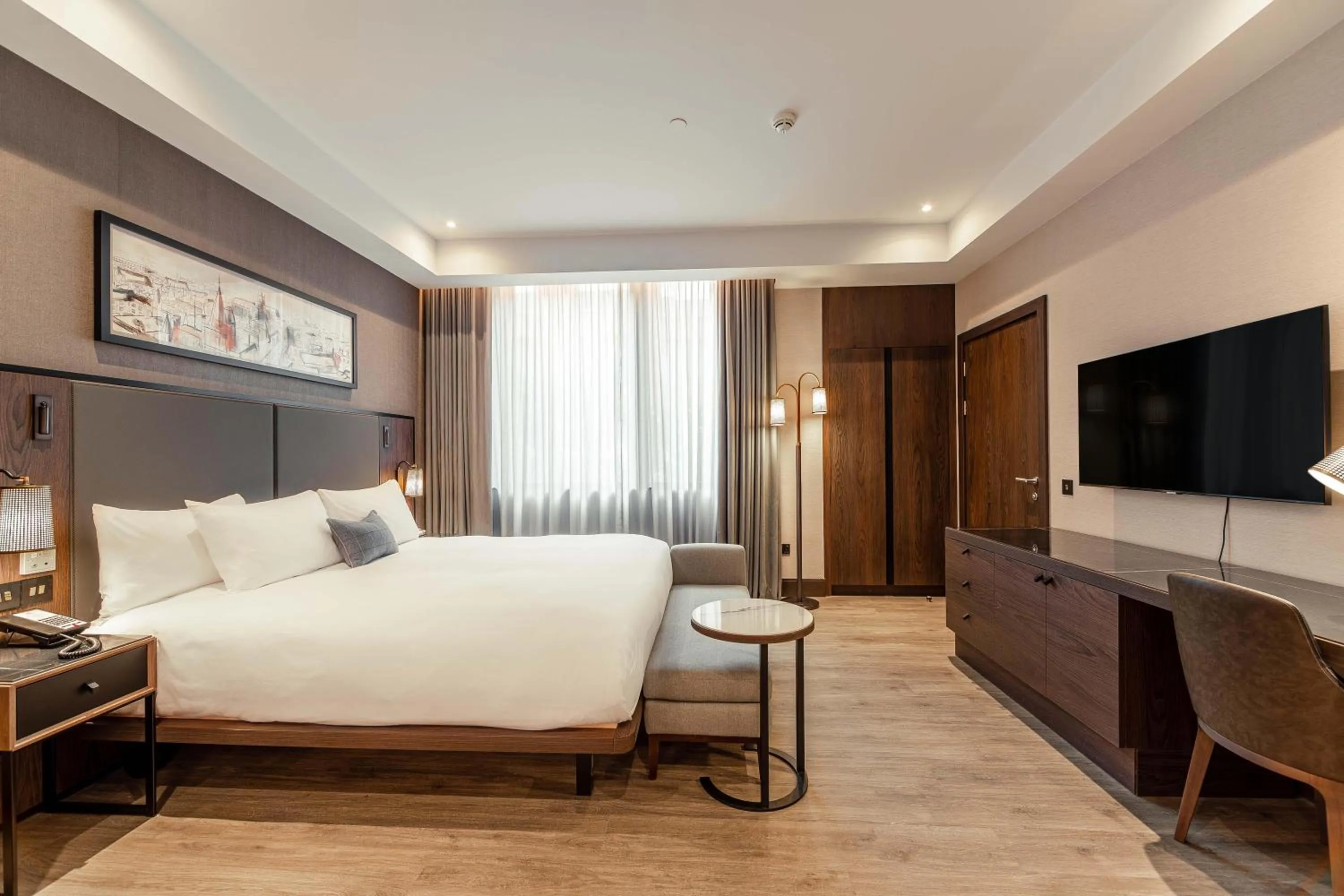 TV and multimedia, Bed in The Fellows House Cambridge, Curio Collection By Hilton