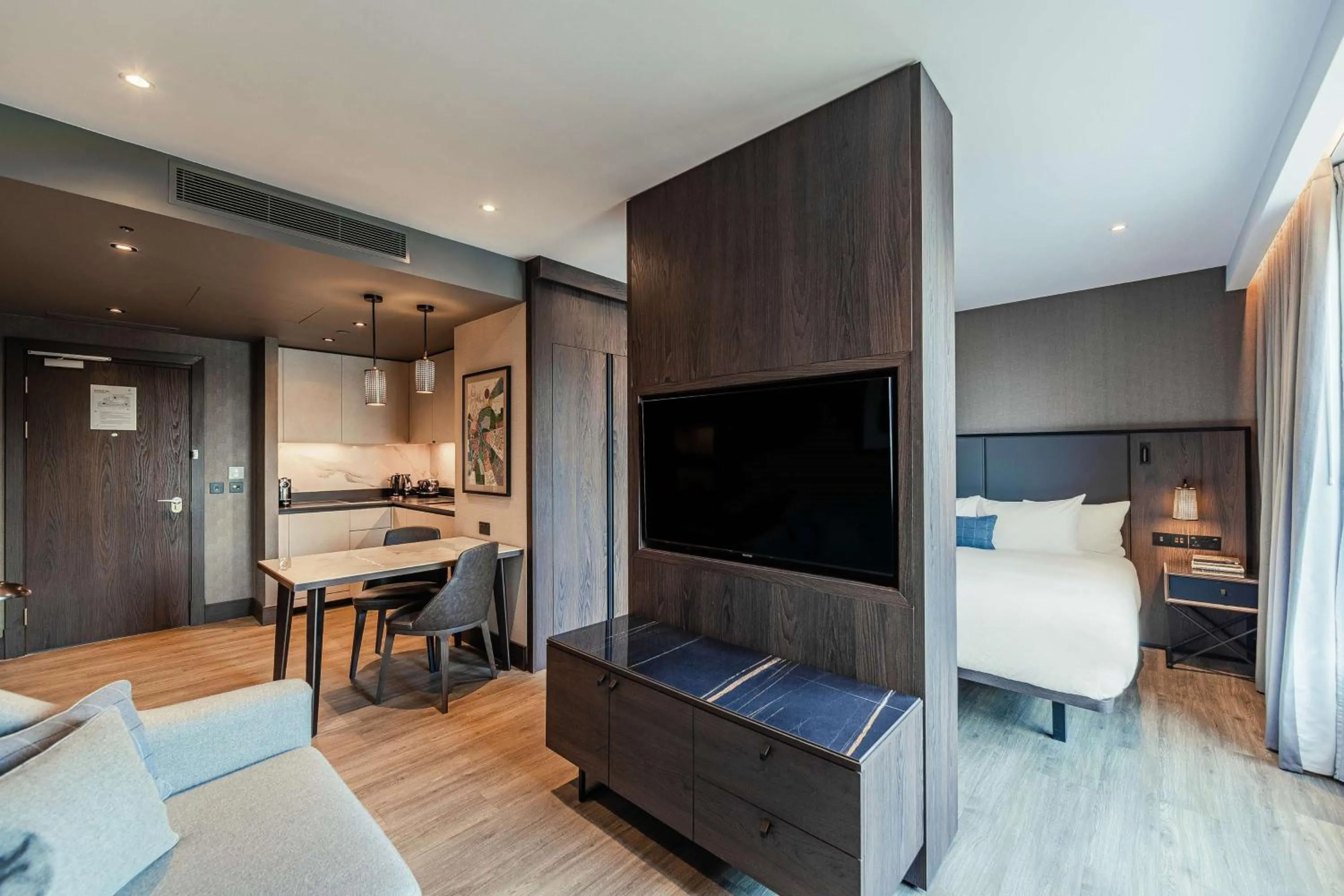 Bedroom, Bed in The Fellows House Cambridge, Curio Collection By Hilton