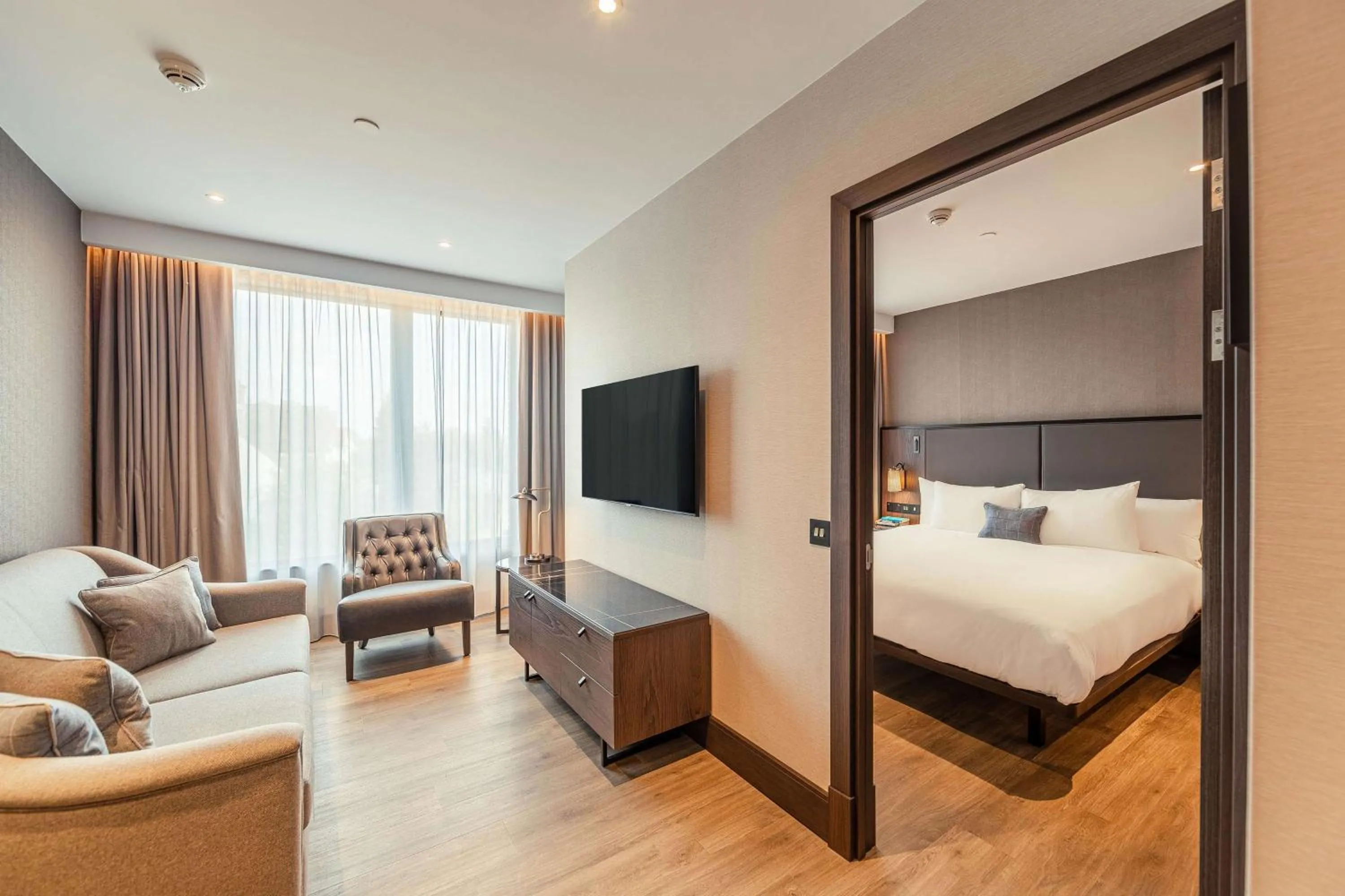 Bedroom, Bed in The Fellows House Cambridge, Curio Collection By Hilton