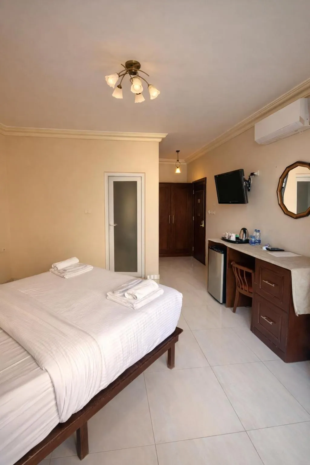 Photo of the whole room, Bed in Saint John Hotel