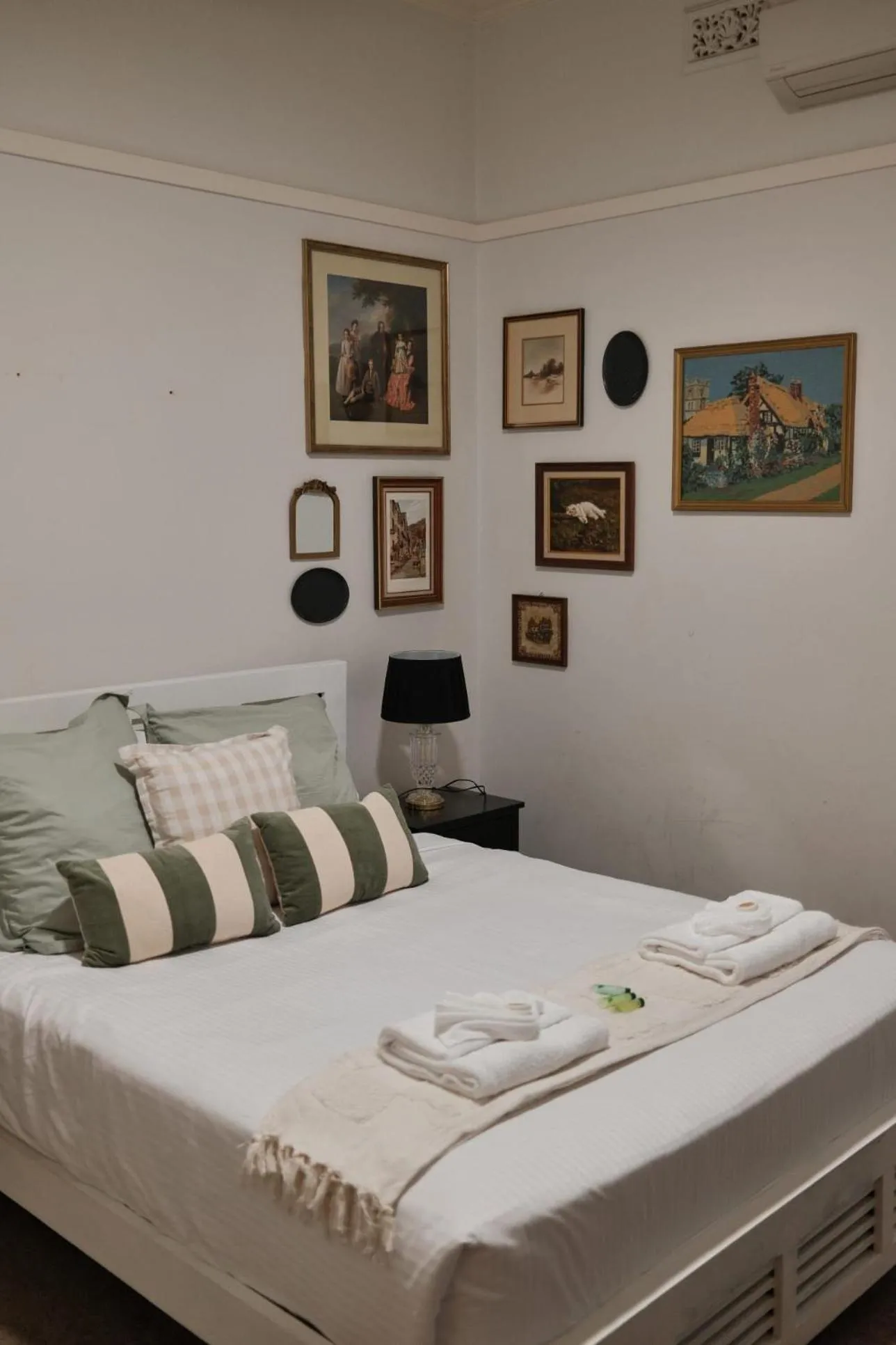 Bed in Manly Waves Studios & Apartments