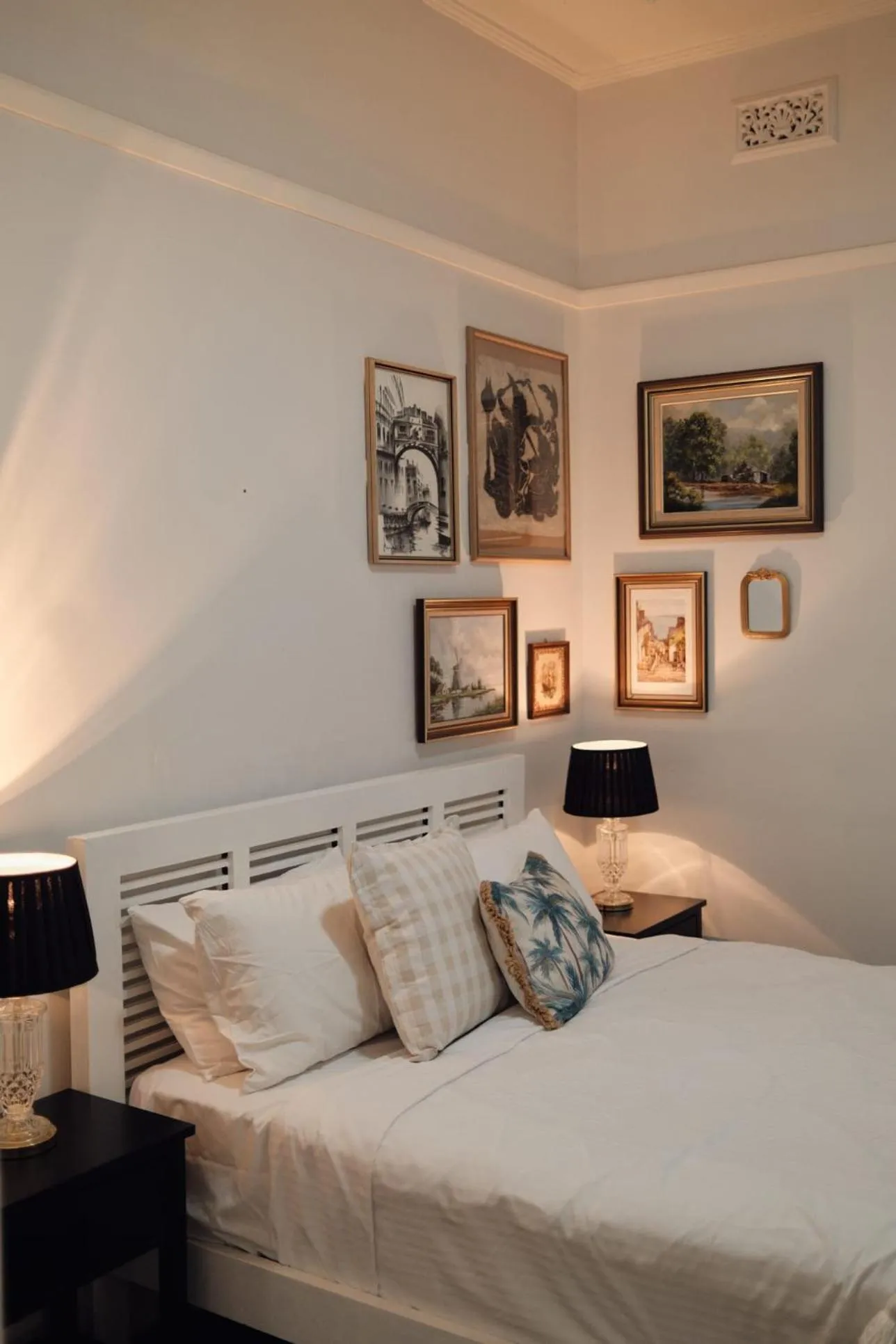 Bed in Manly Waves Studios & Apartments