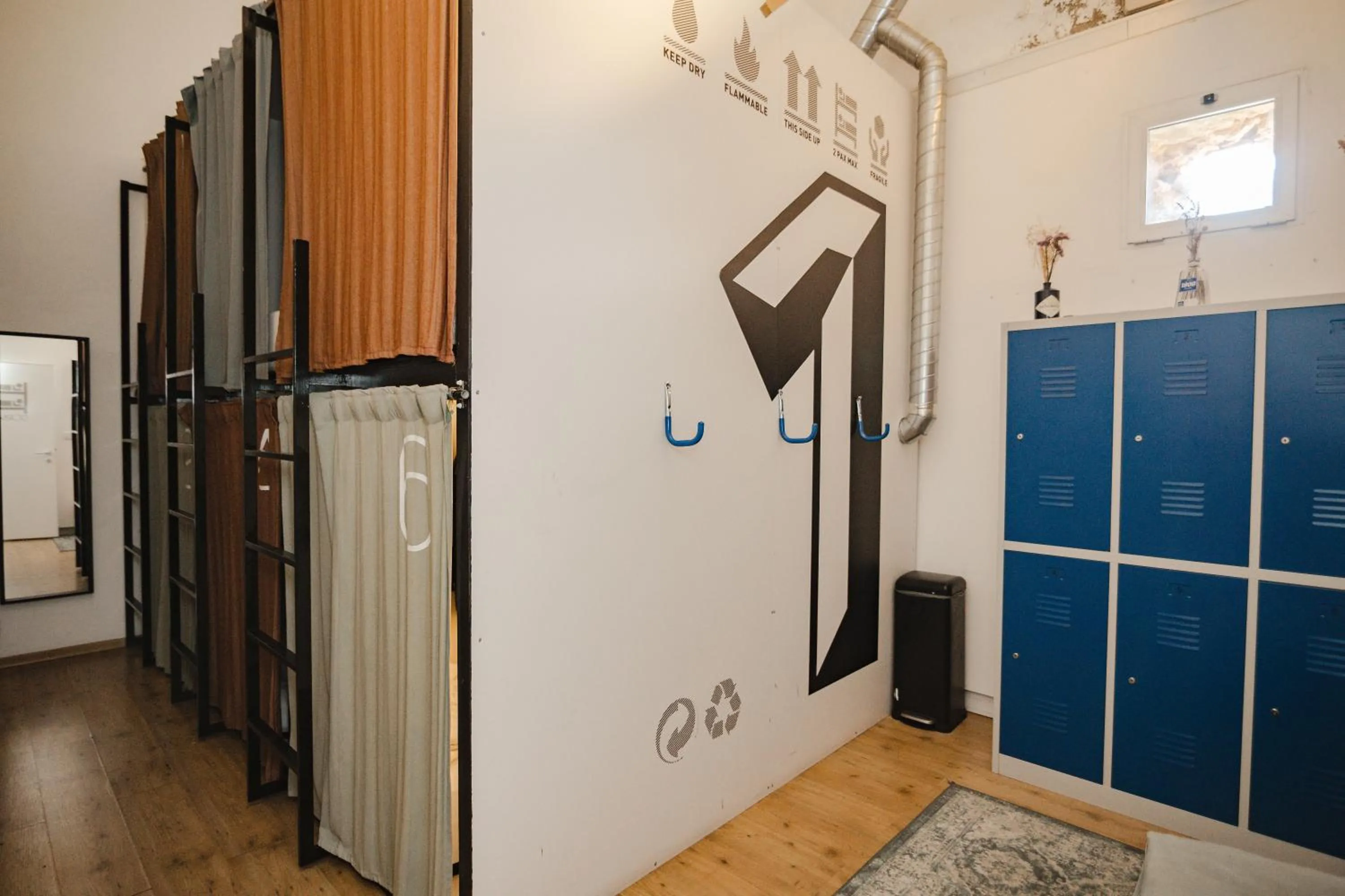 Bed in 6-Bed Female Dormitory Room in LX Hostel