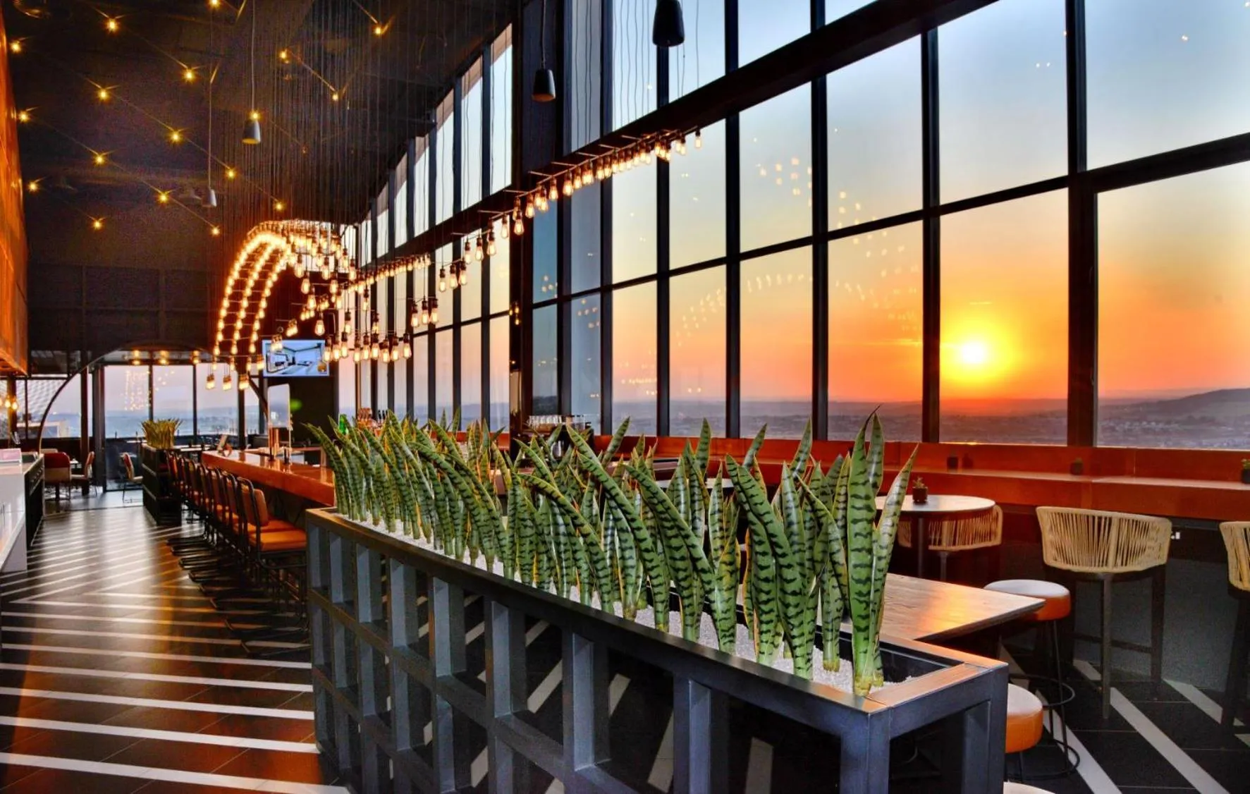 Restaurant/places to eat in Courtyard Hotel Waterfall City