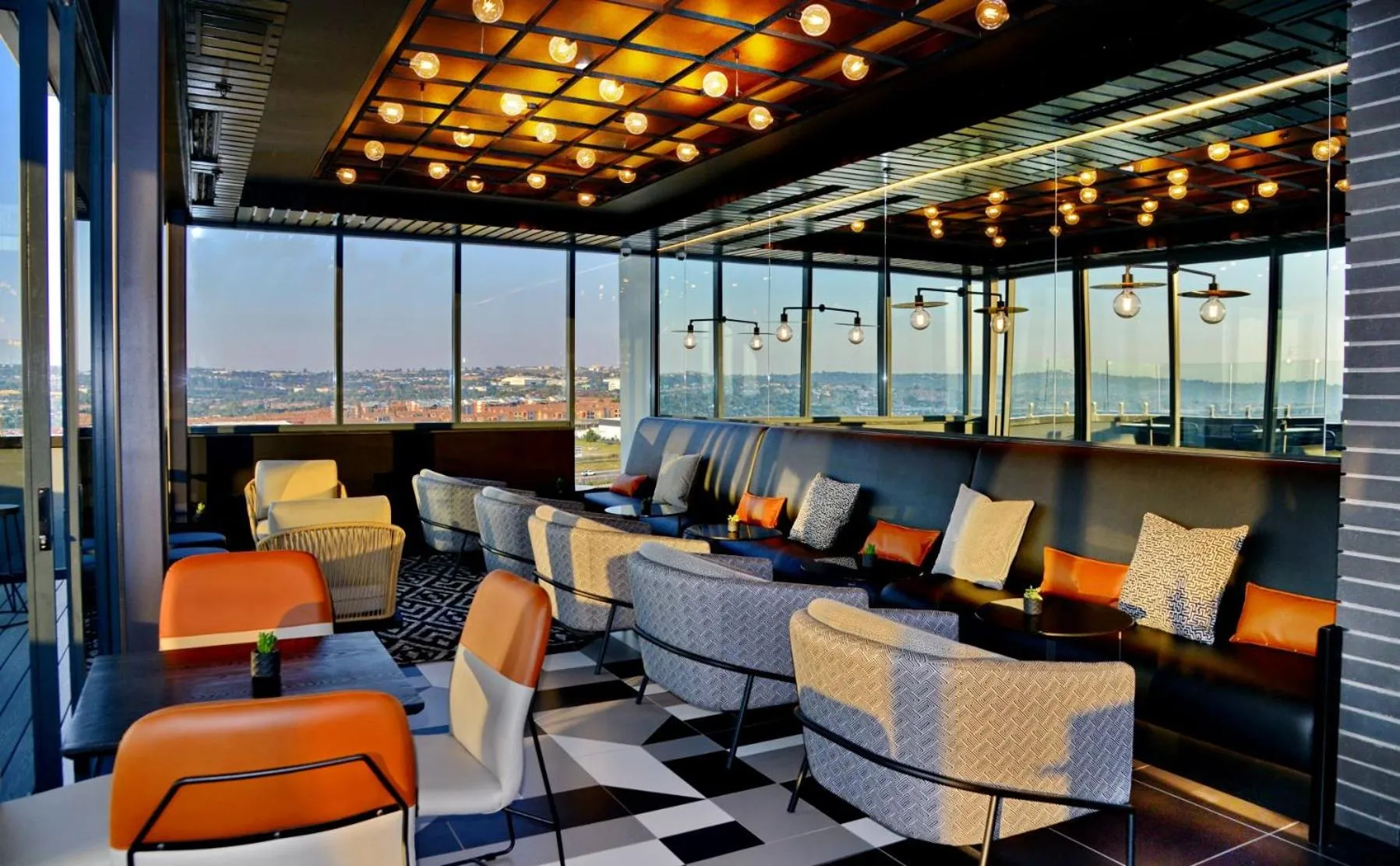 Restaurant/places to eat in Courtyard Hotel Waterfall City