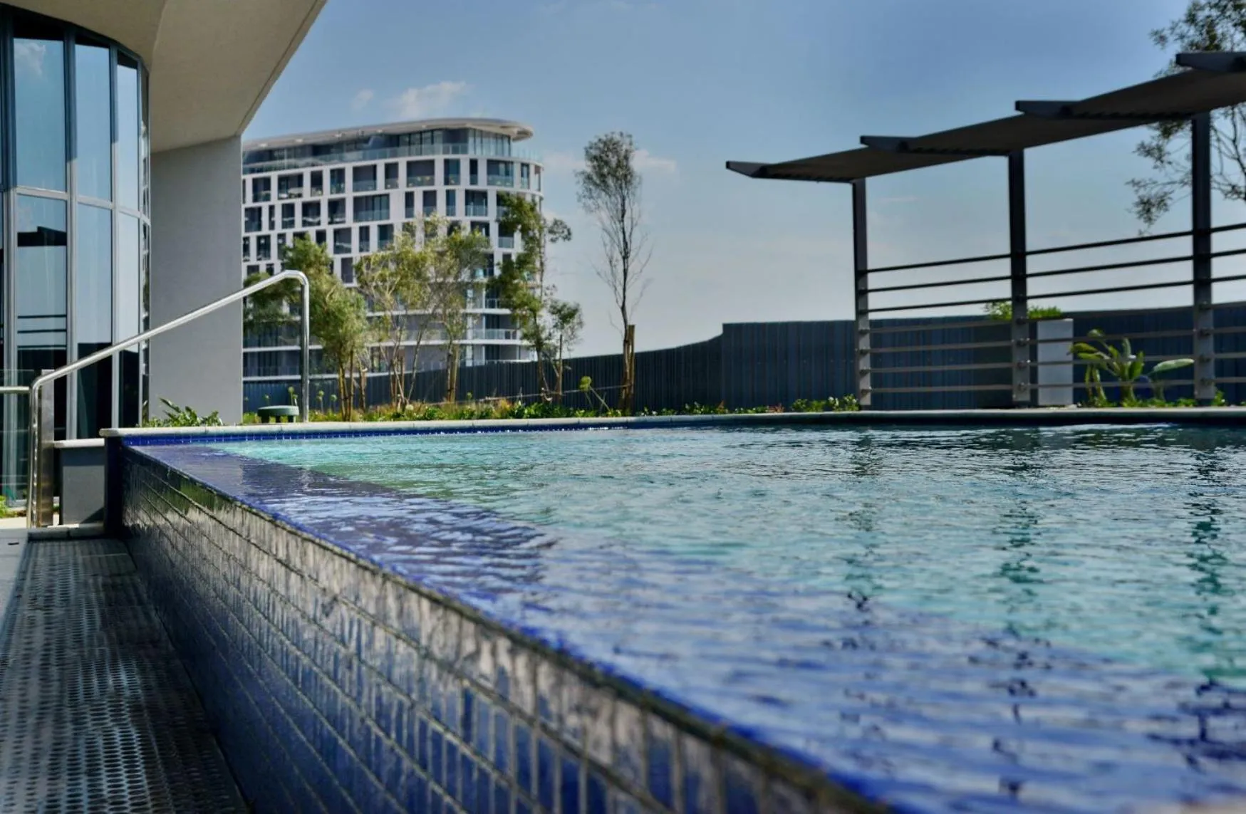 Swimming pool in Courtyard Hotel Waterfall City