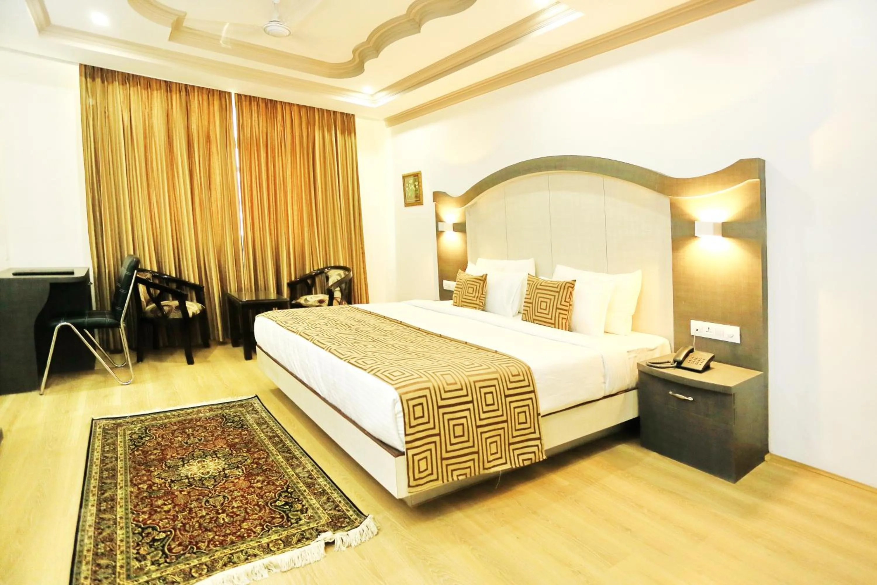 Photo of the whole room, Bed in Crown Plaza Residency