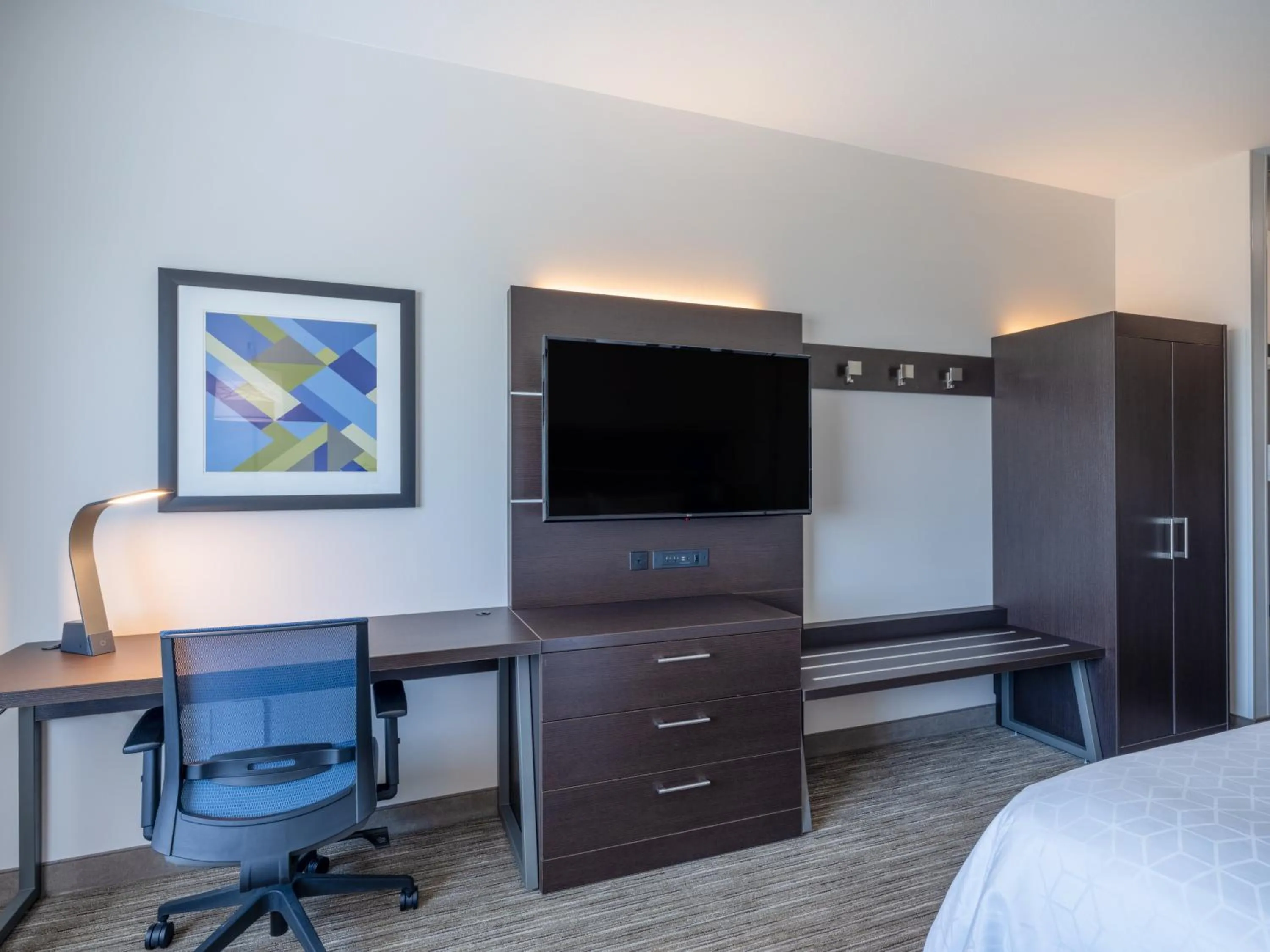 Bedroom, Bed in Holiday Inn Express & Suites - Watertown by IHG