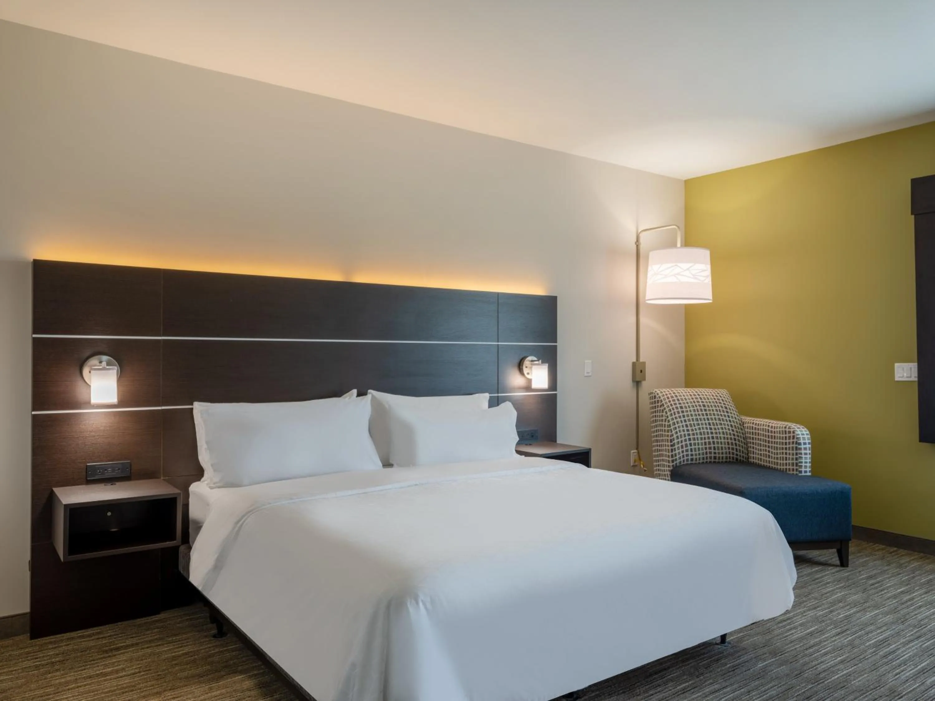 Photo of the whole room, Bed in Holiday Inn Express & Suites - Watertown by IHG