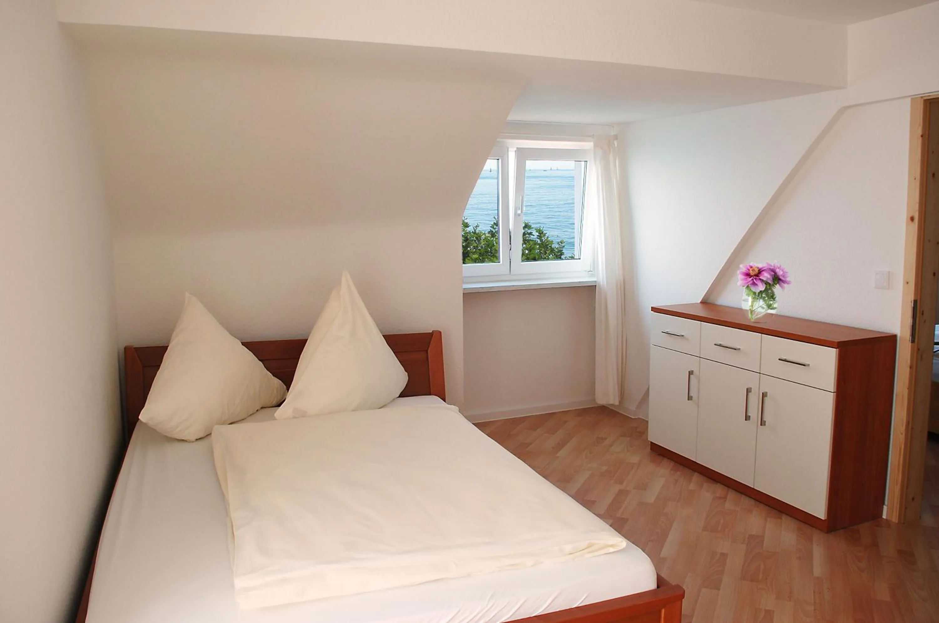 Lake view, Bed in Seehotel ZUR MÜNZ