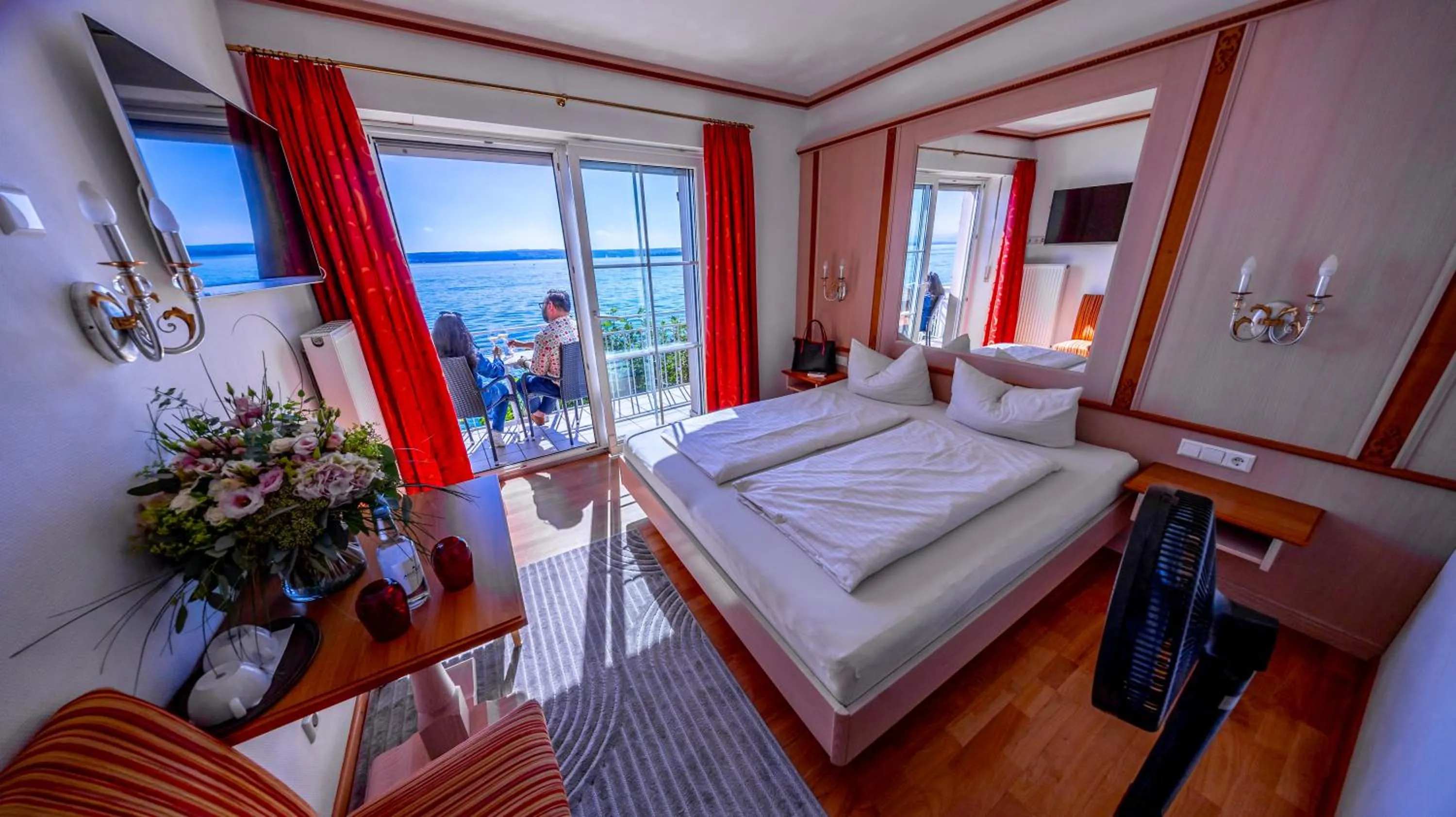 Communal lounge/ TV room, Bed in Seehotel ZUR MÜNZ