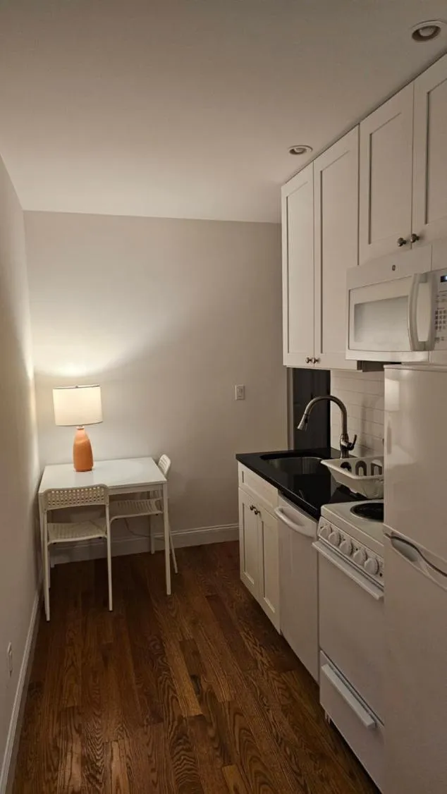 Kitchen or kitchenette in Lamartine Chelsea