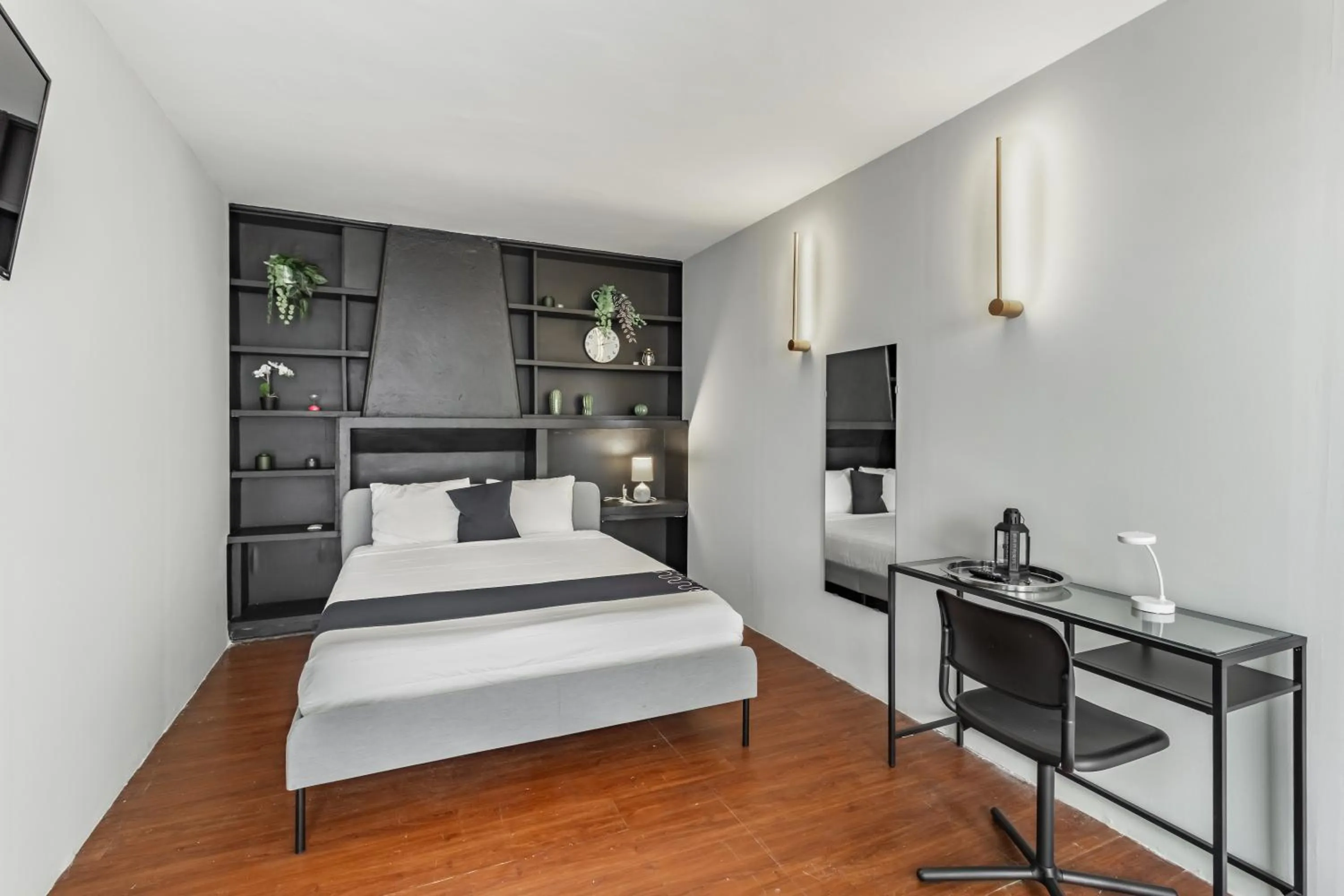 Photo of the whole room, Bed in Singular Goldsmith