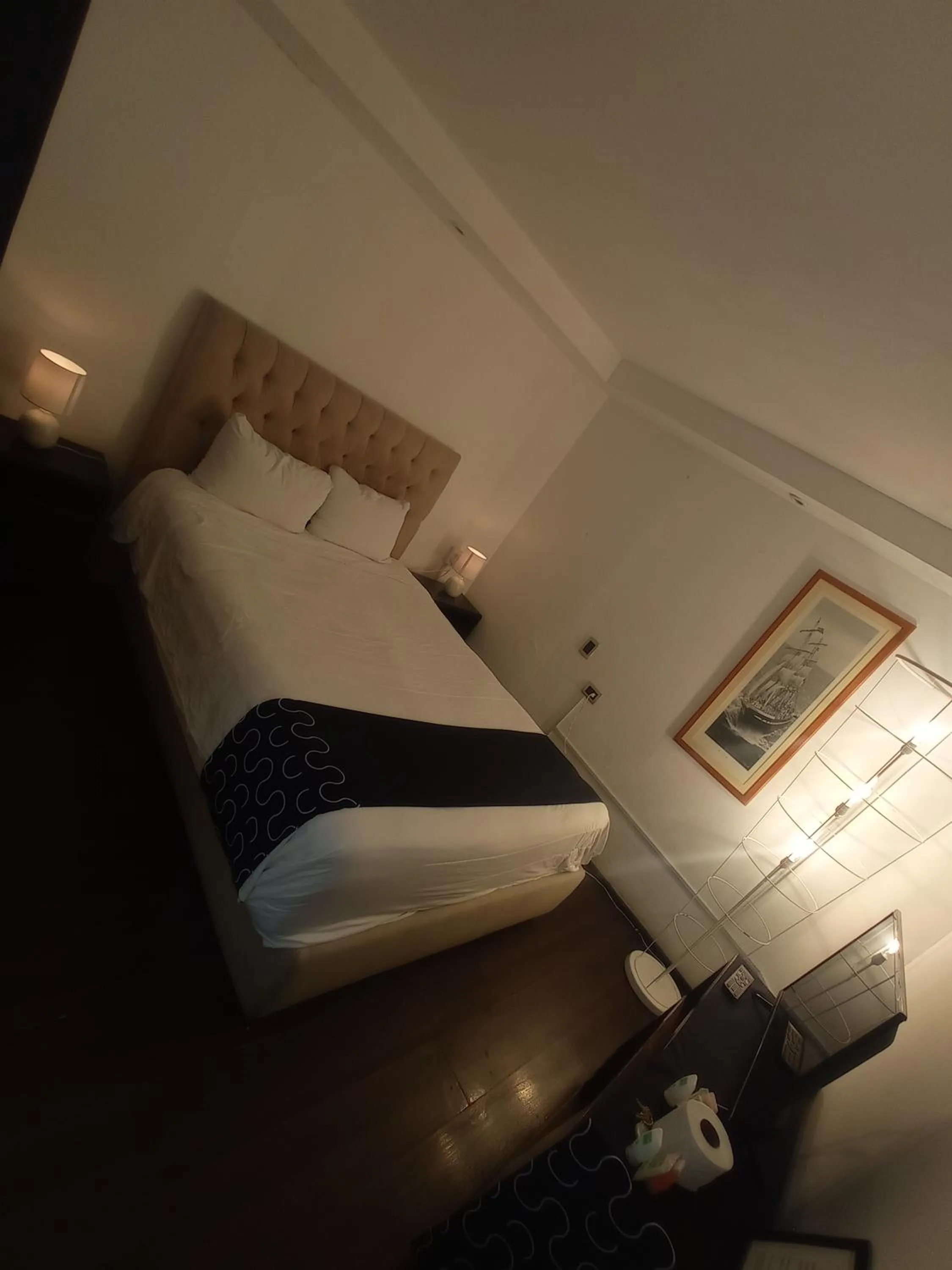 Photo of the whole room, Bed in Singular Goldsmith