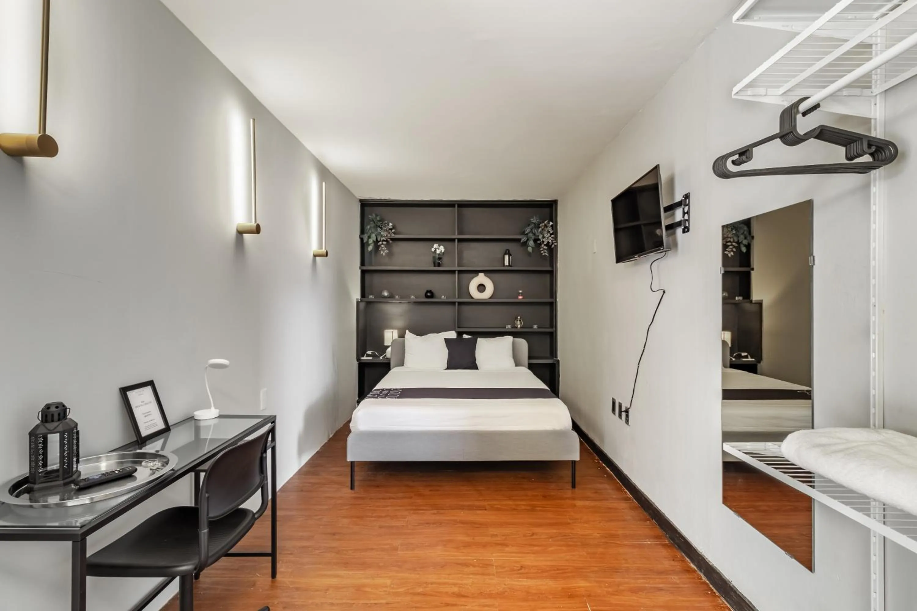 Photo of the whole room, Bed in Singular Goldsmith