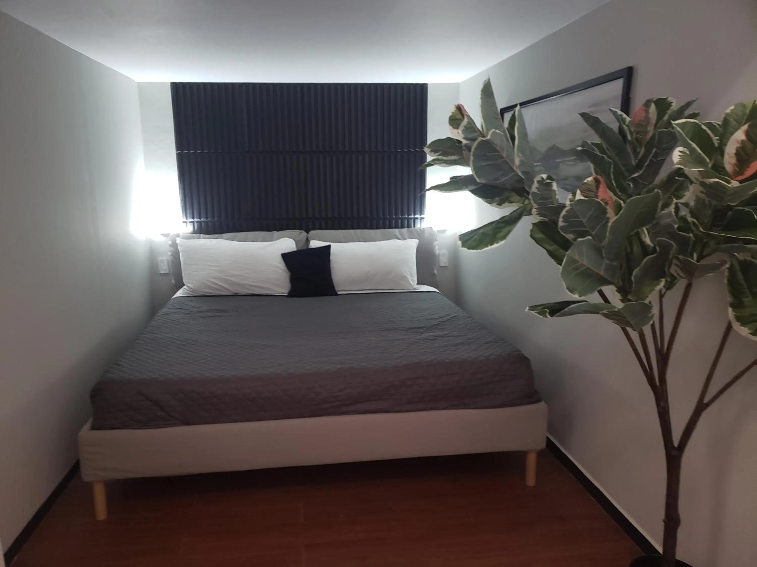 Bedroom, Bed in Singular Goldsmith