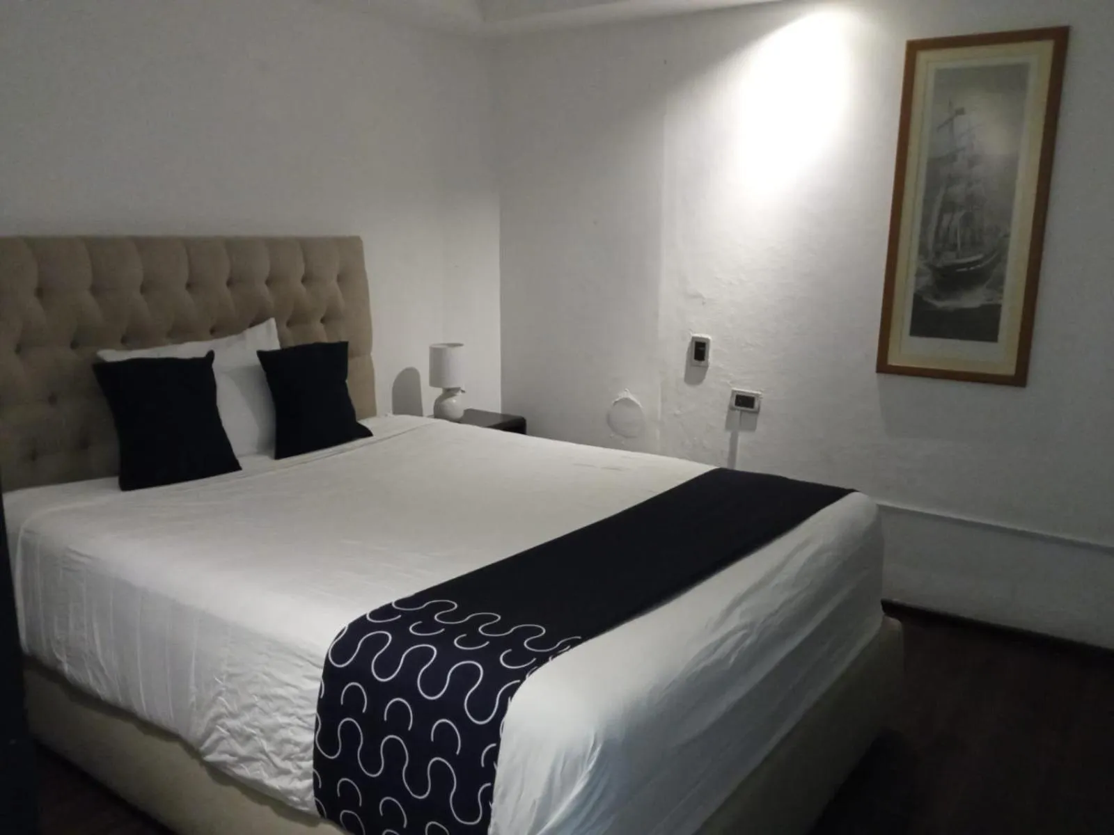 Photo of the whole room, Bed in Singular Goldsmith